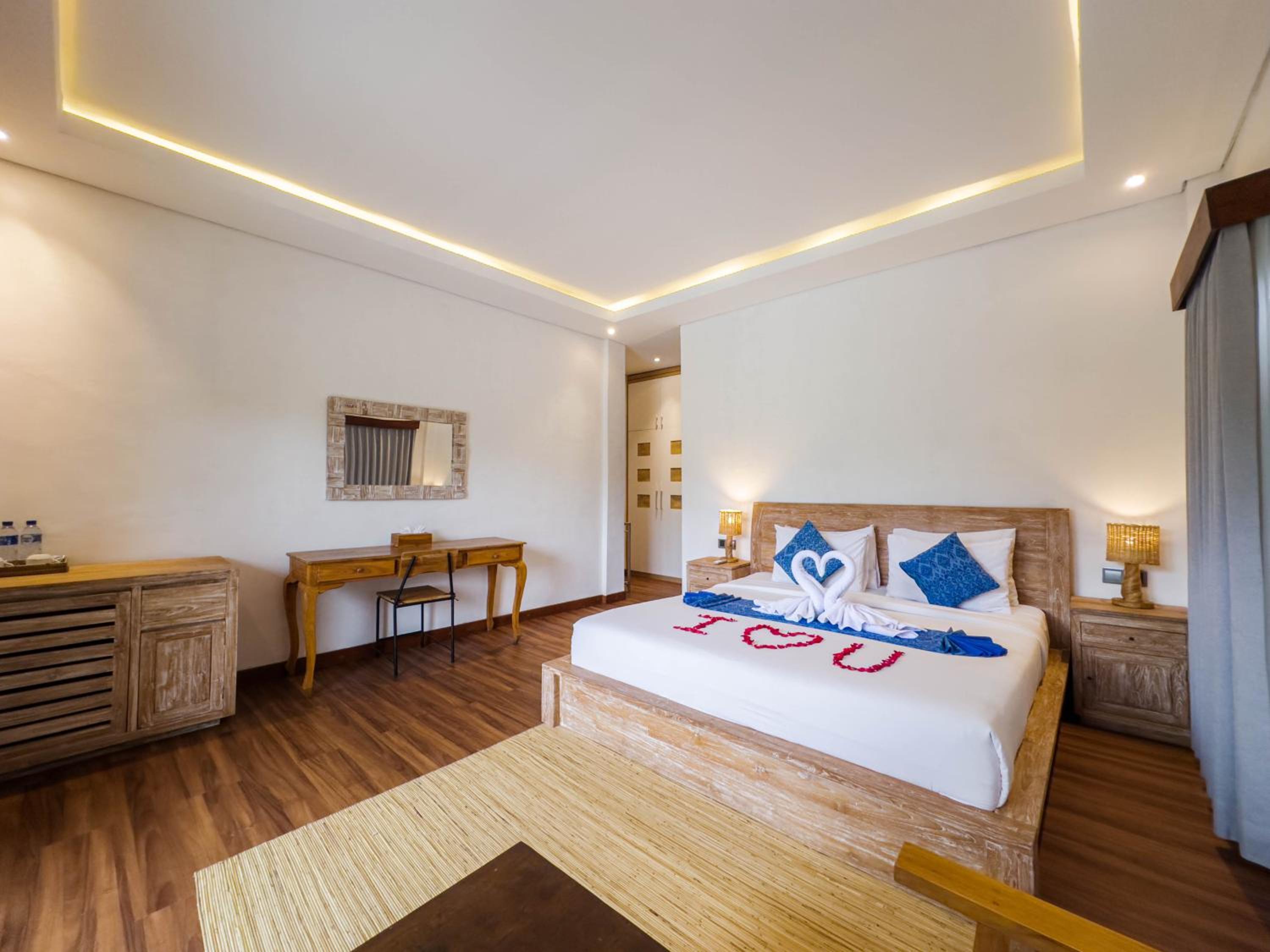 Suite with Pool View - Photo 4