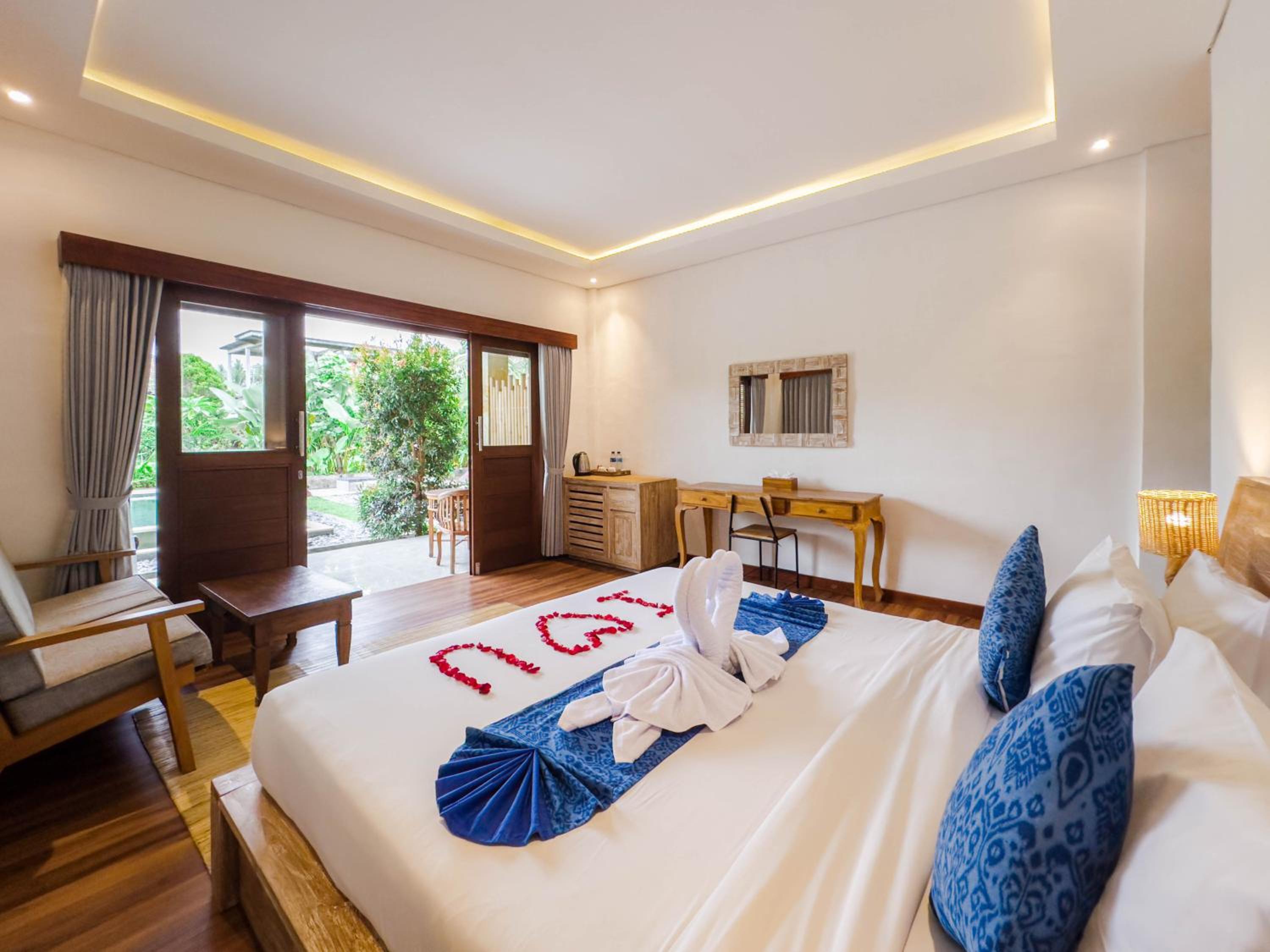 Suite with Pool View - Photo 10