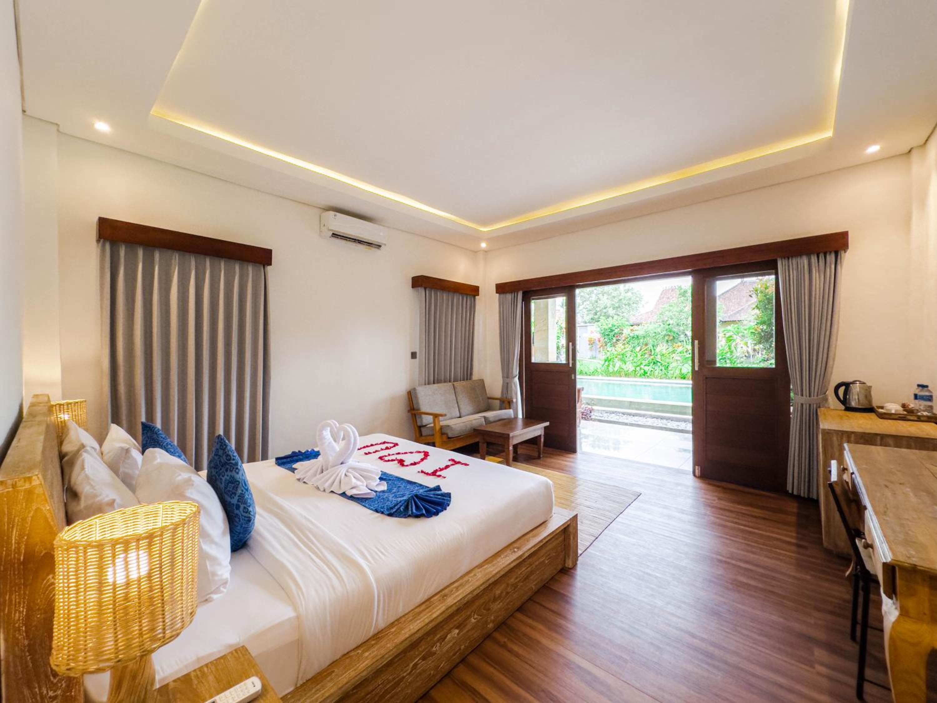 Suite with Pool View - Photo 2
