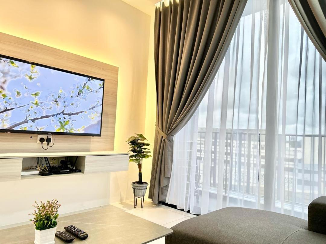 Three-Bedroom Apartment with Balcony photo 1