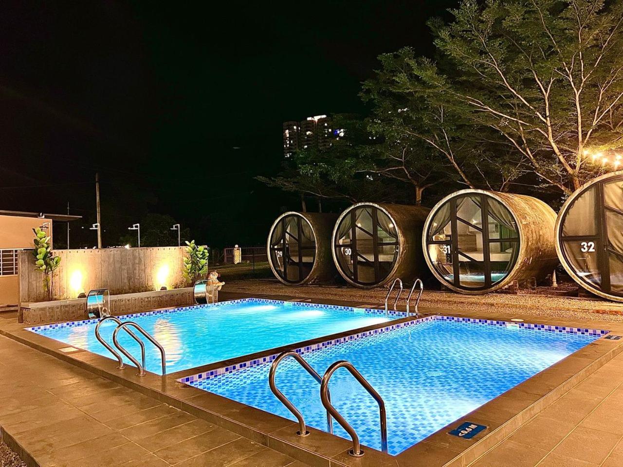 Queen Room With Pool View - Photo 8