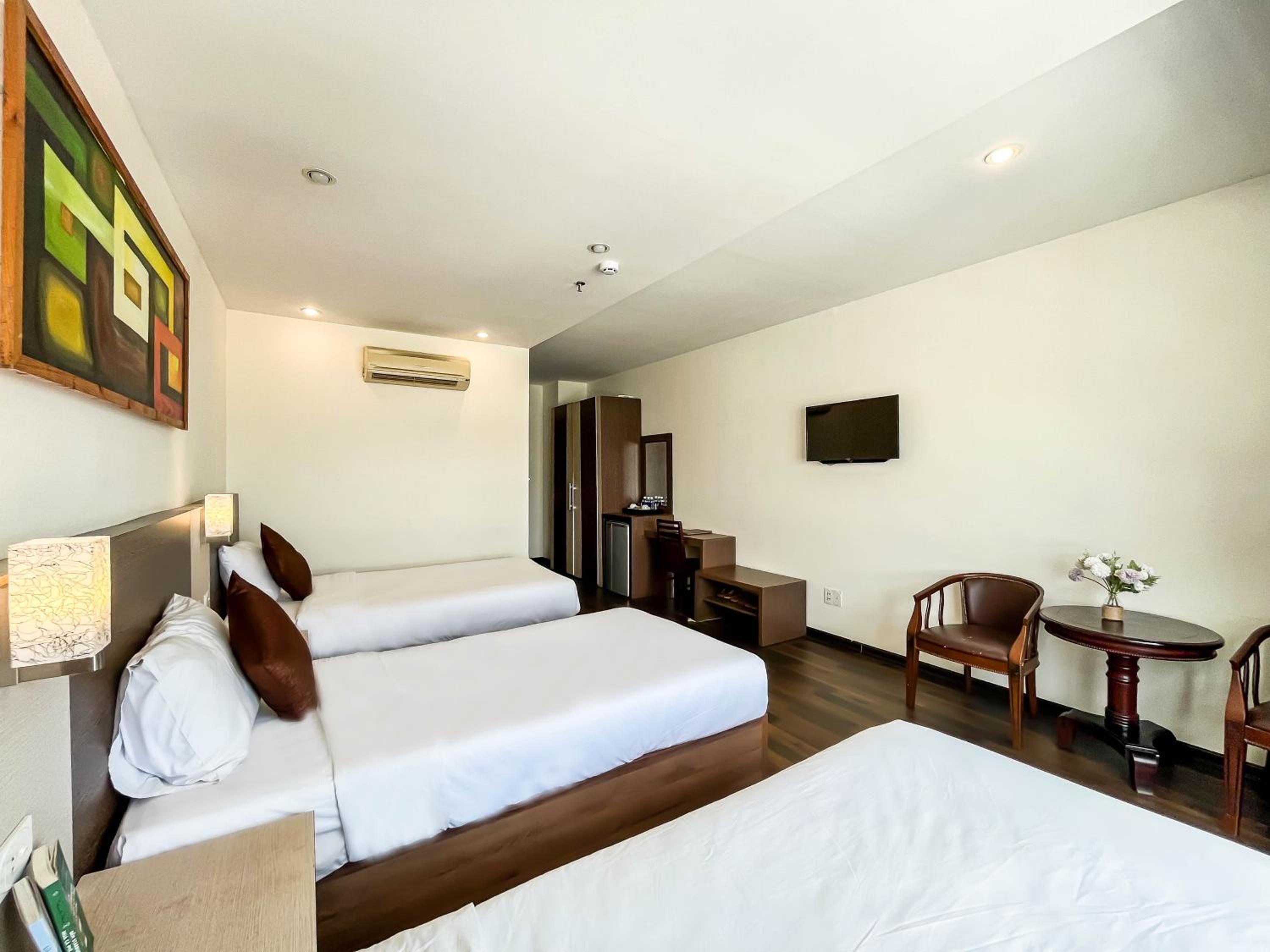 Triple Room with City View - Photo 5