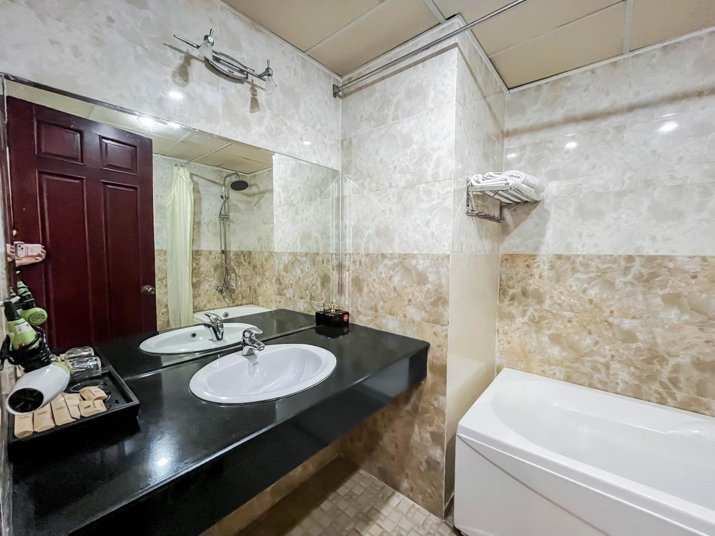Triple Room with City View - Photo 6