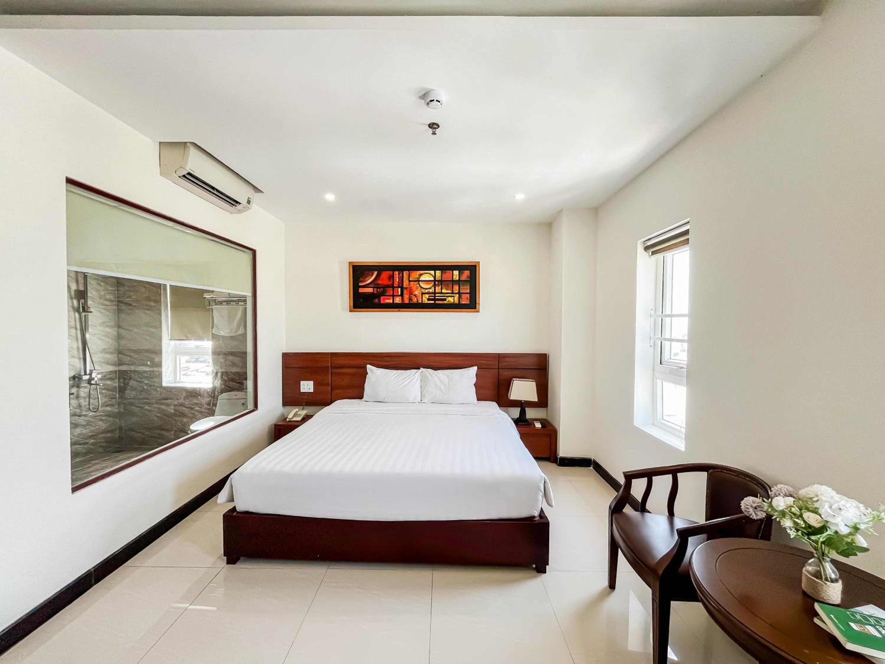 Deluxe King Room - Photo 4