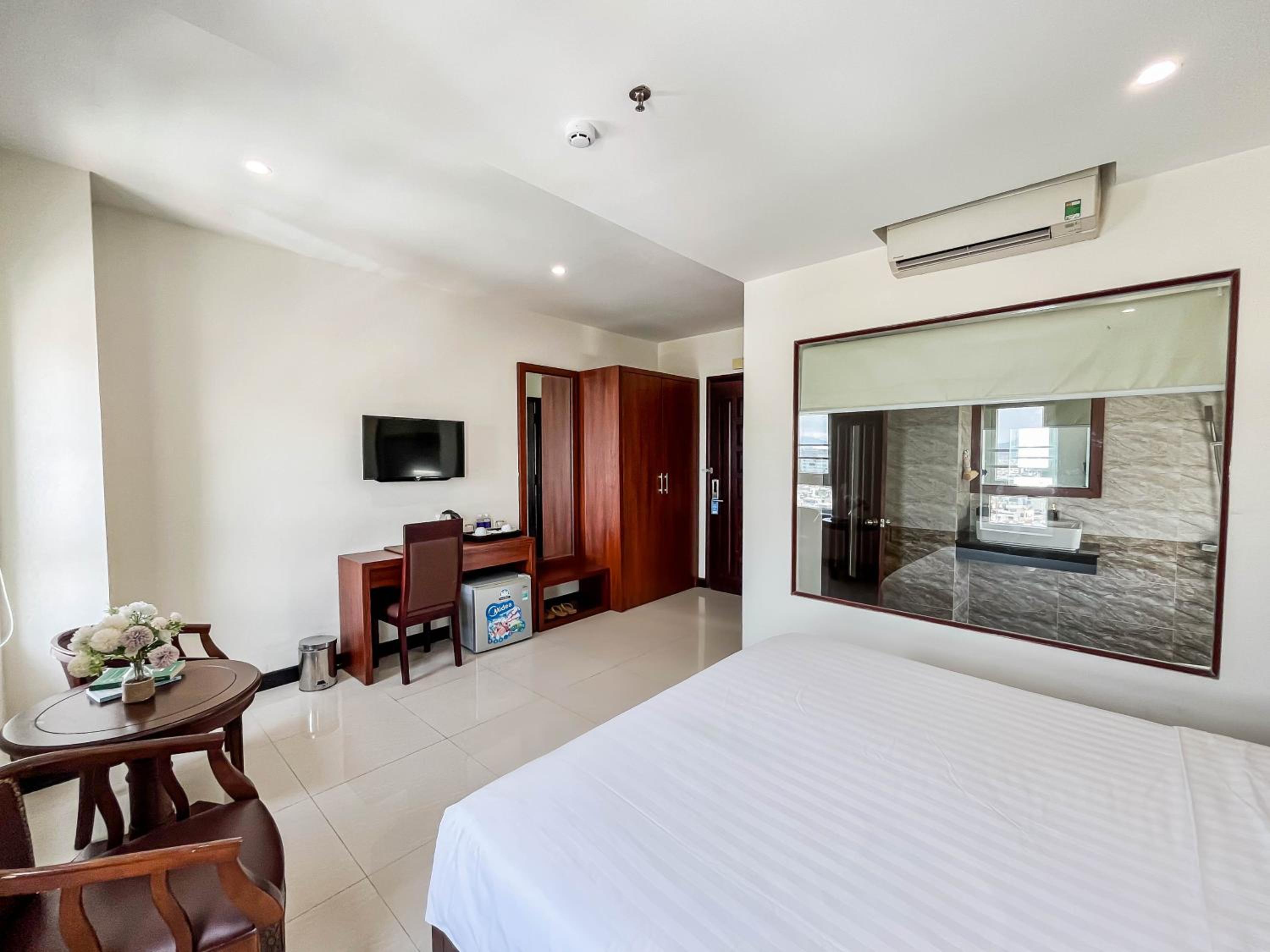 Deluxe King Room - Photo 5