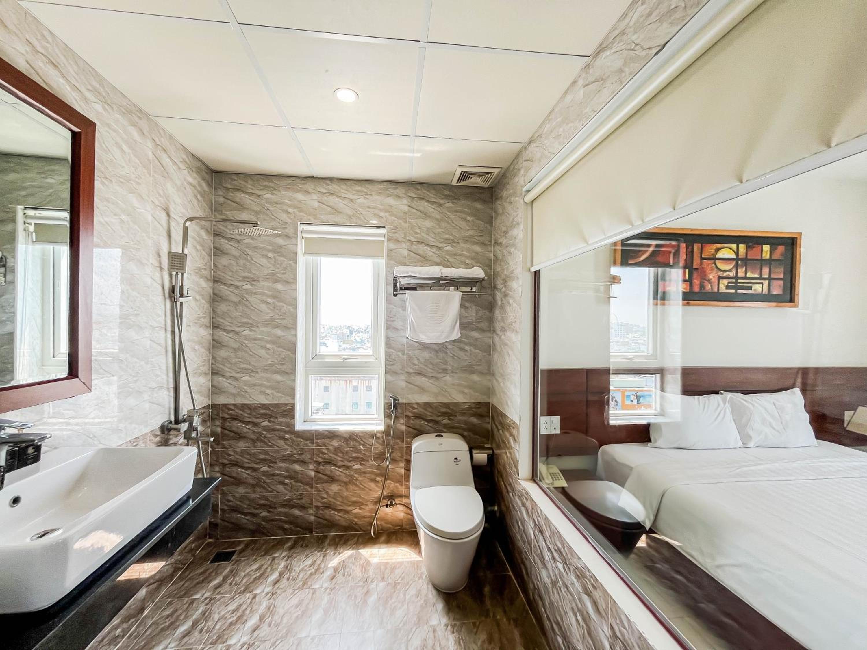 Deluxe King Room - Photo 2