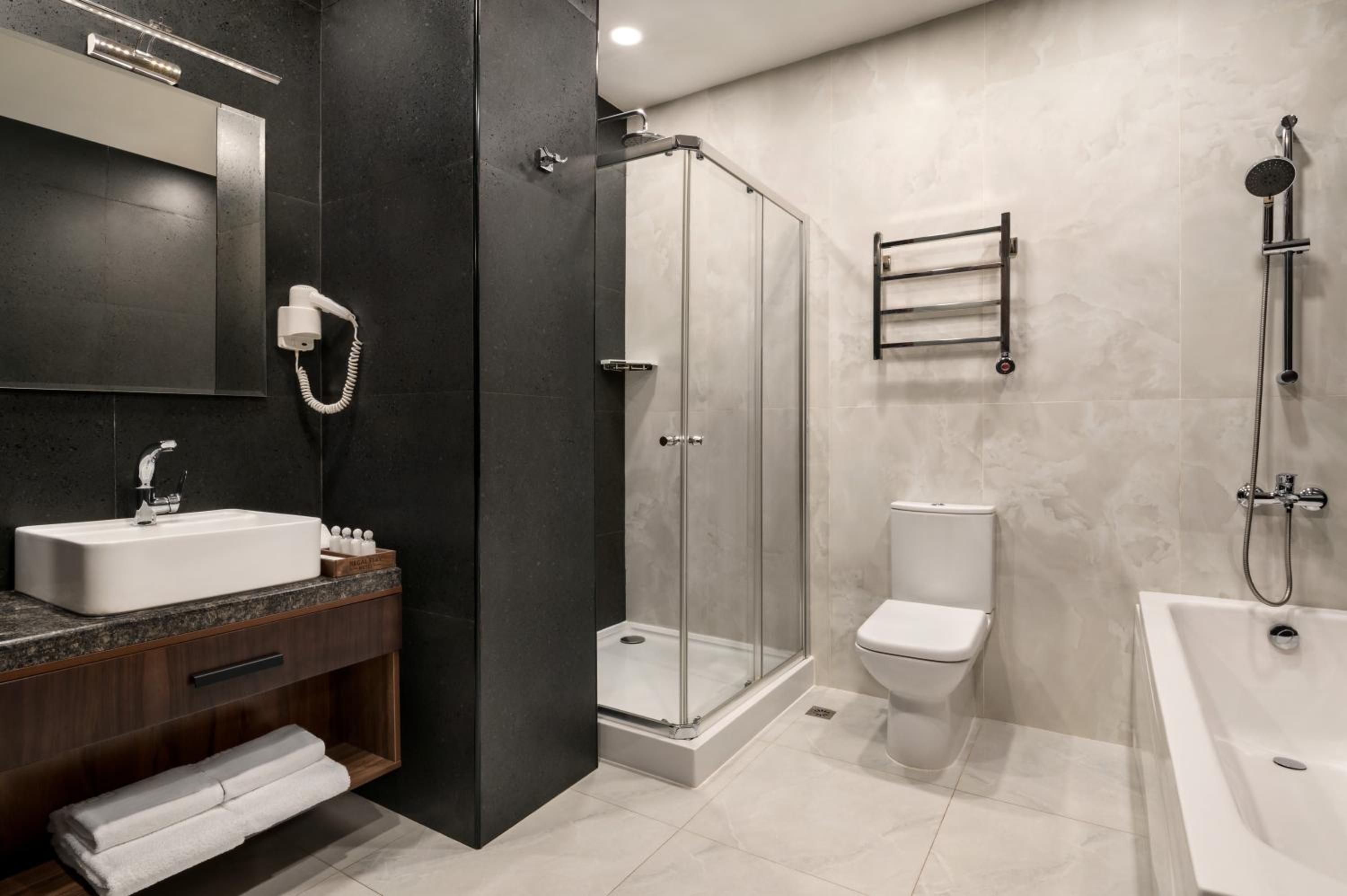 Deluxe King Room - Photo 4