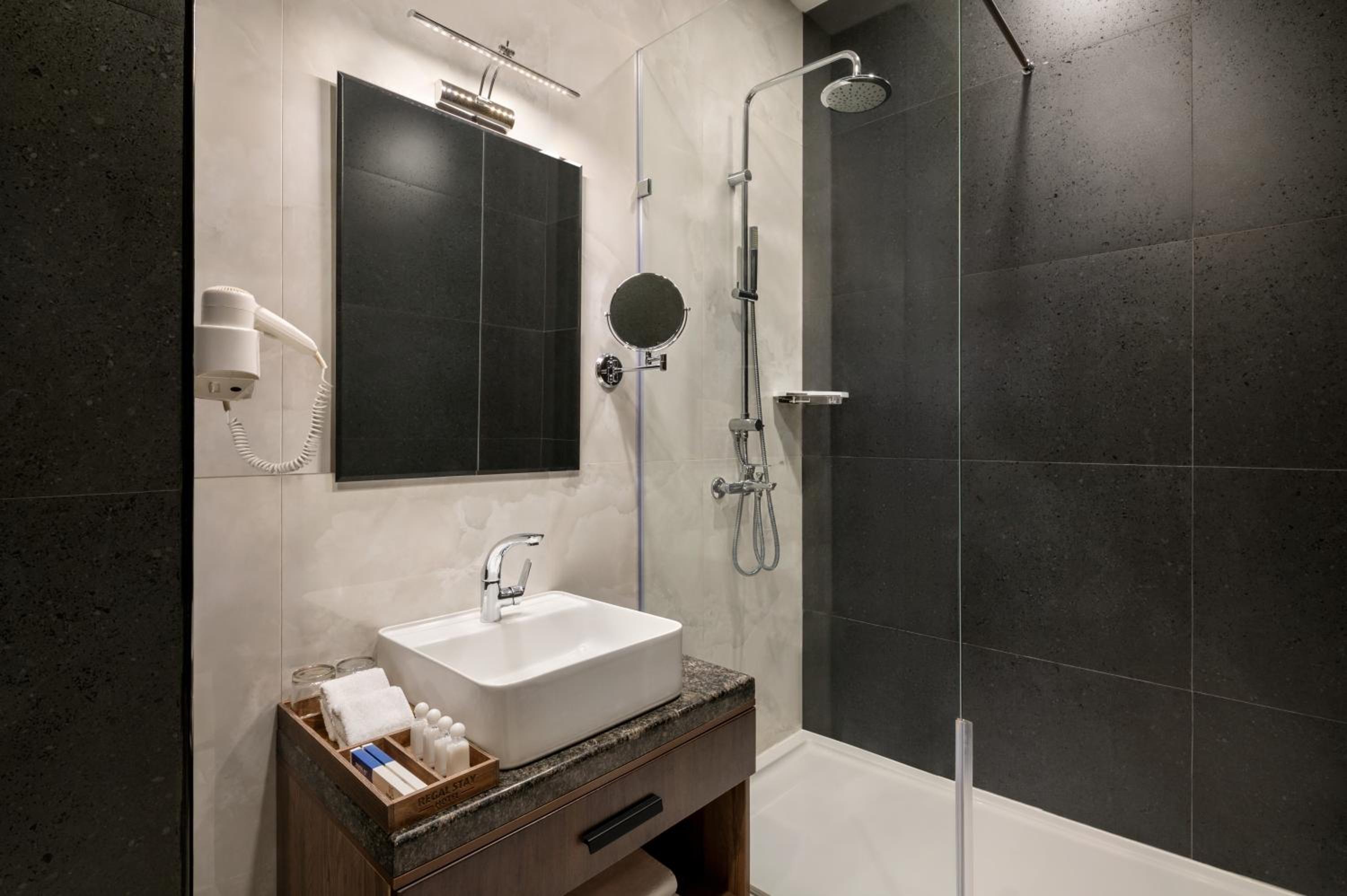 Standard King Room - Photo 4