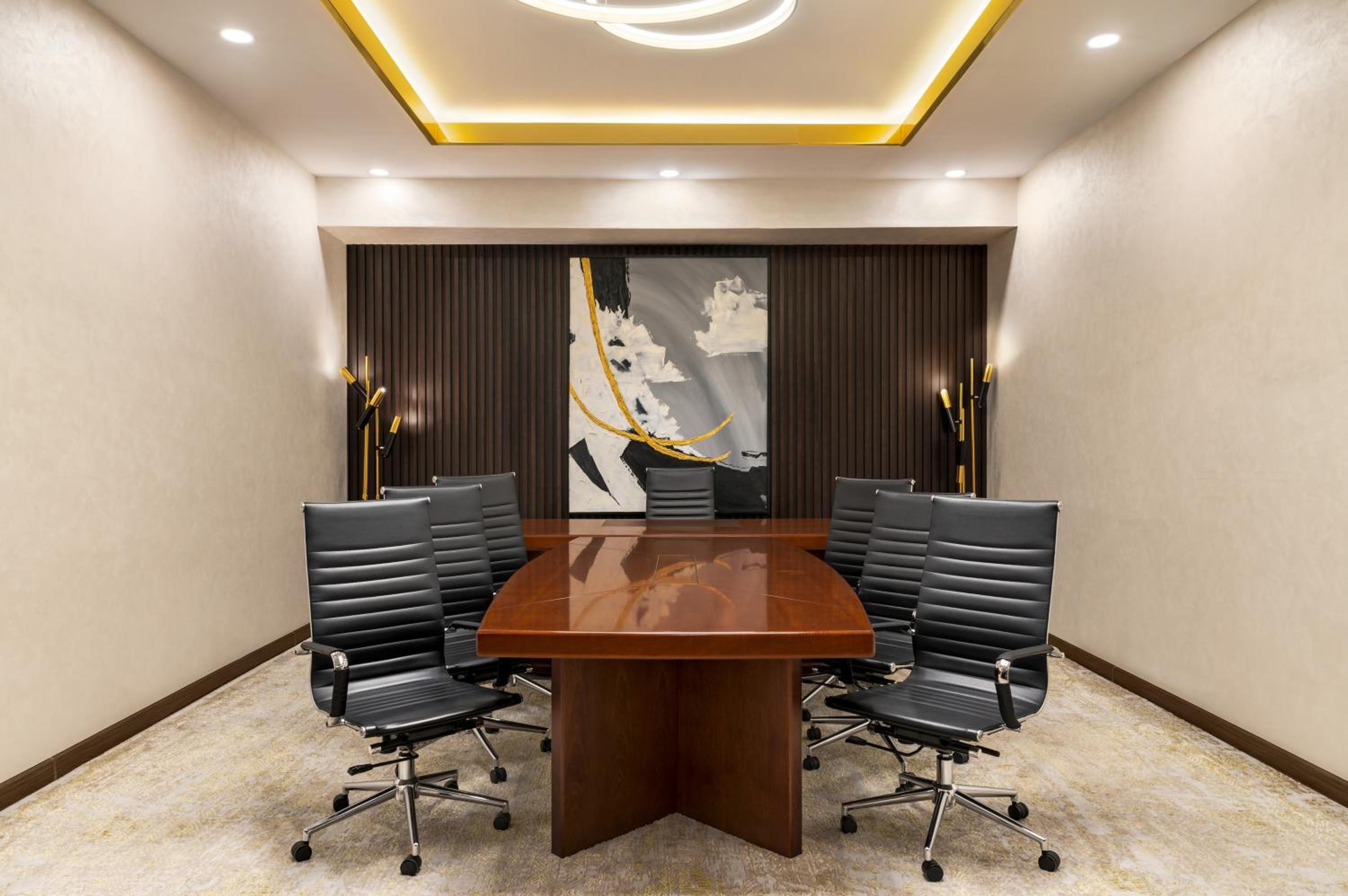 Executive Suite - Photo 3
