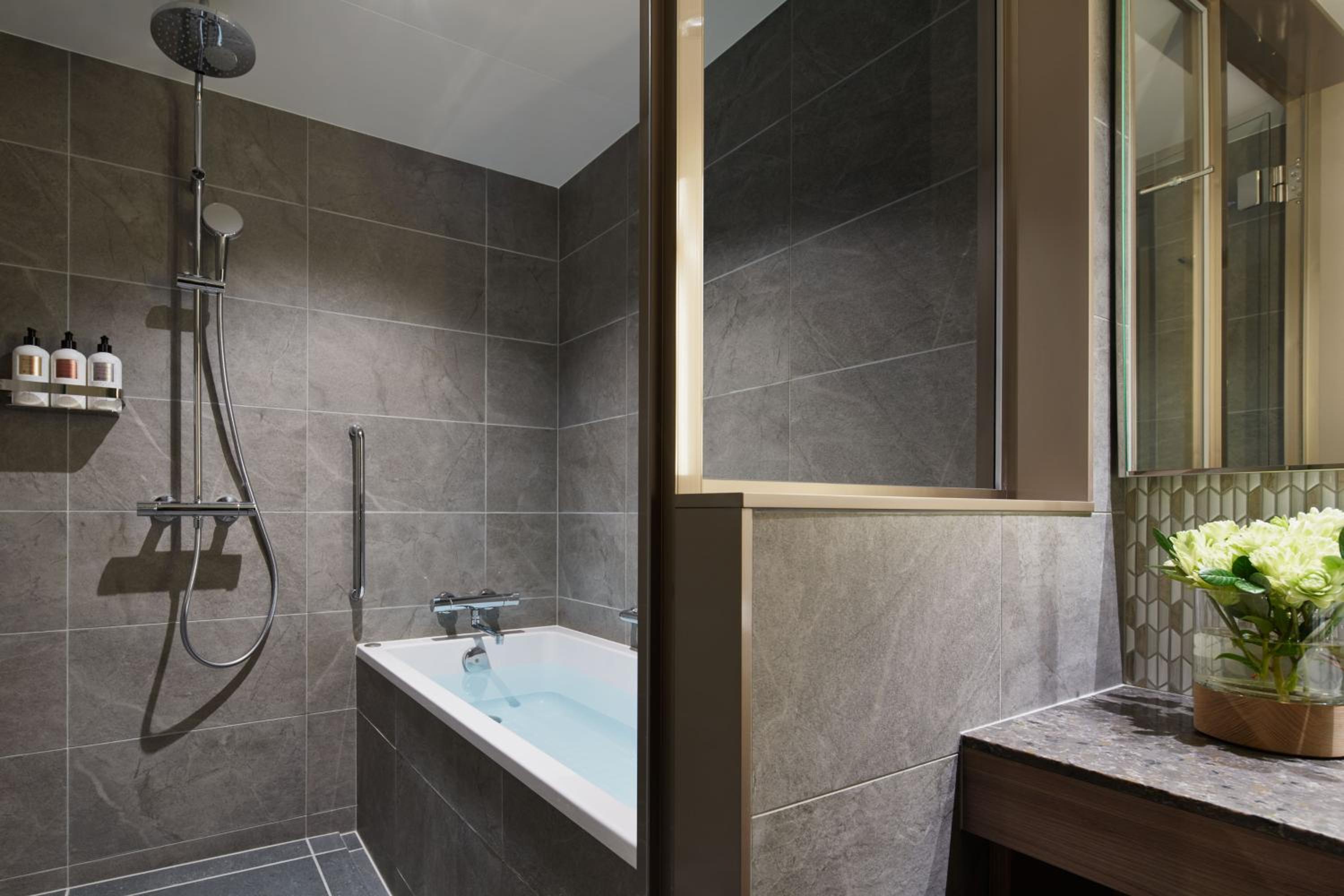 King Suite - Lounge Access