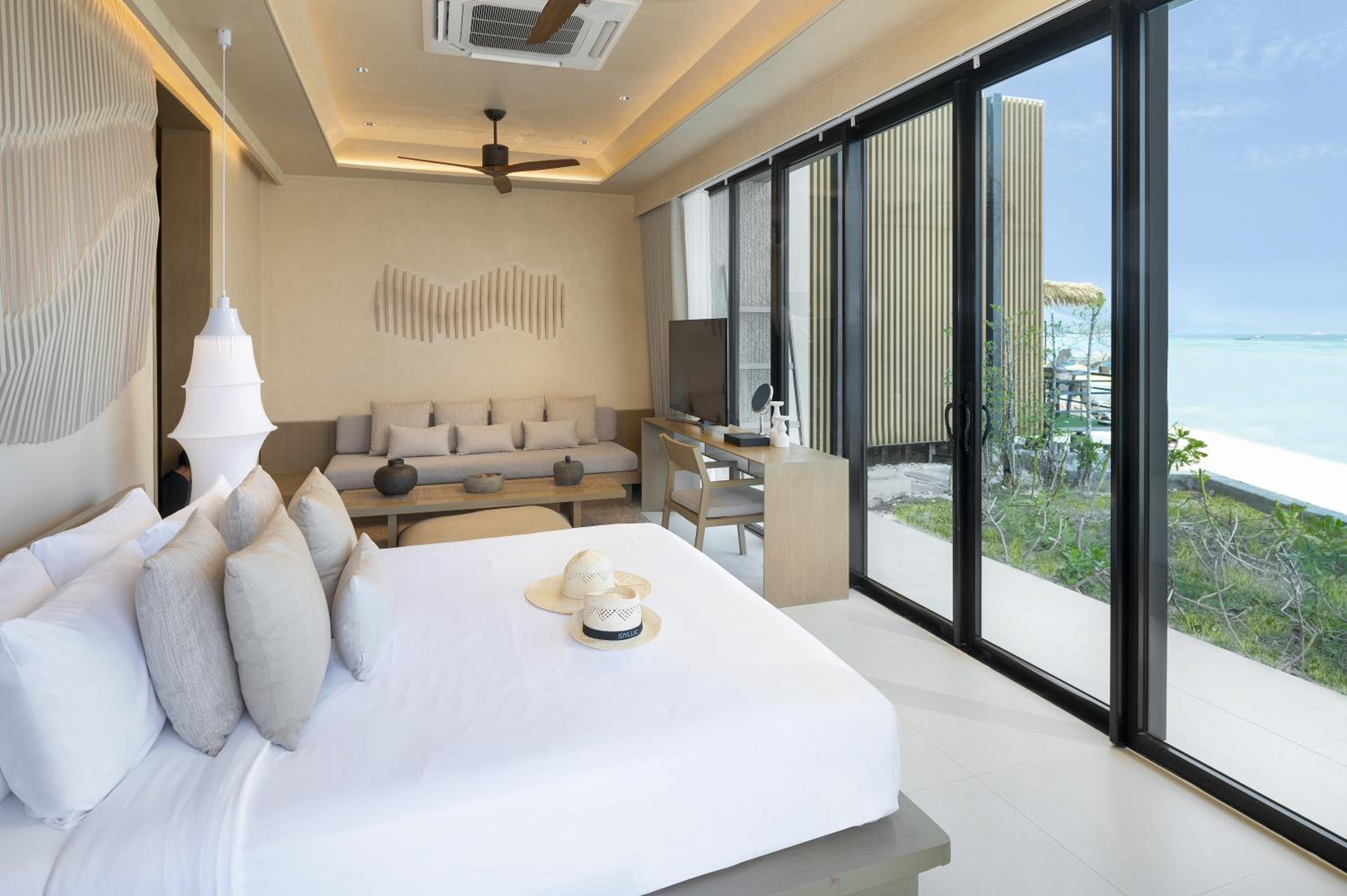 Deluxe Suite Sea View - Photo 3