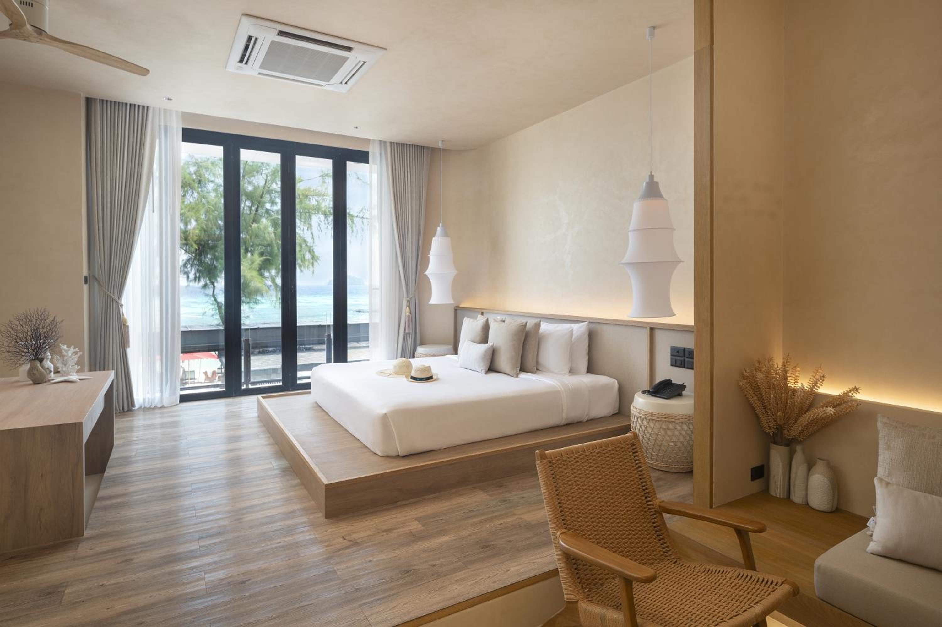 Grand Suite Seaview with Jacuzzi - Photo 5