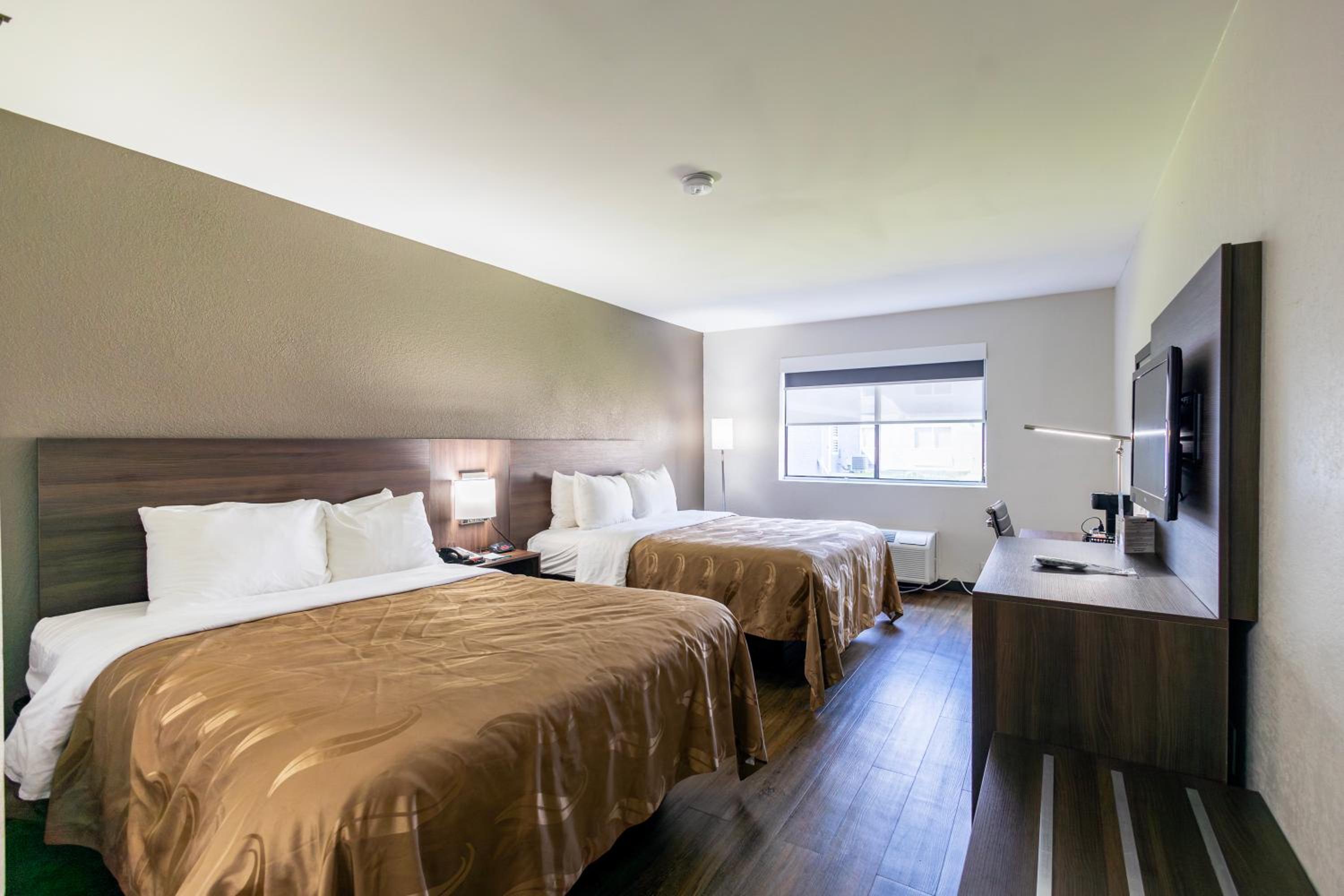 Queen Room with Two Queen Beds - Non-Smoking - Photo 2