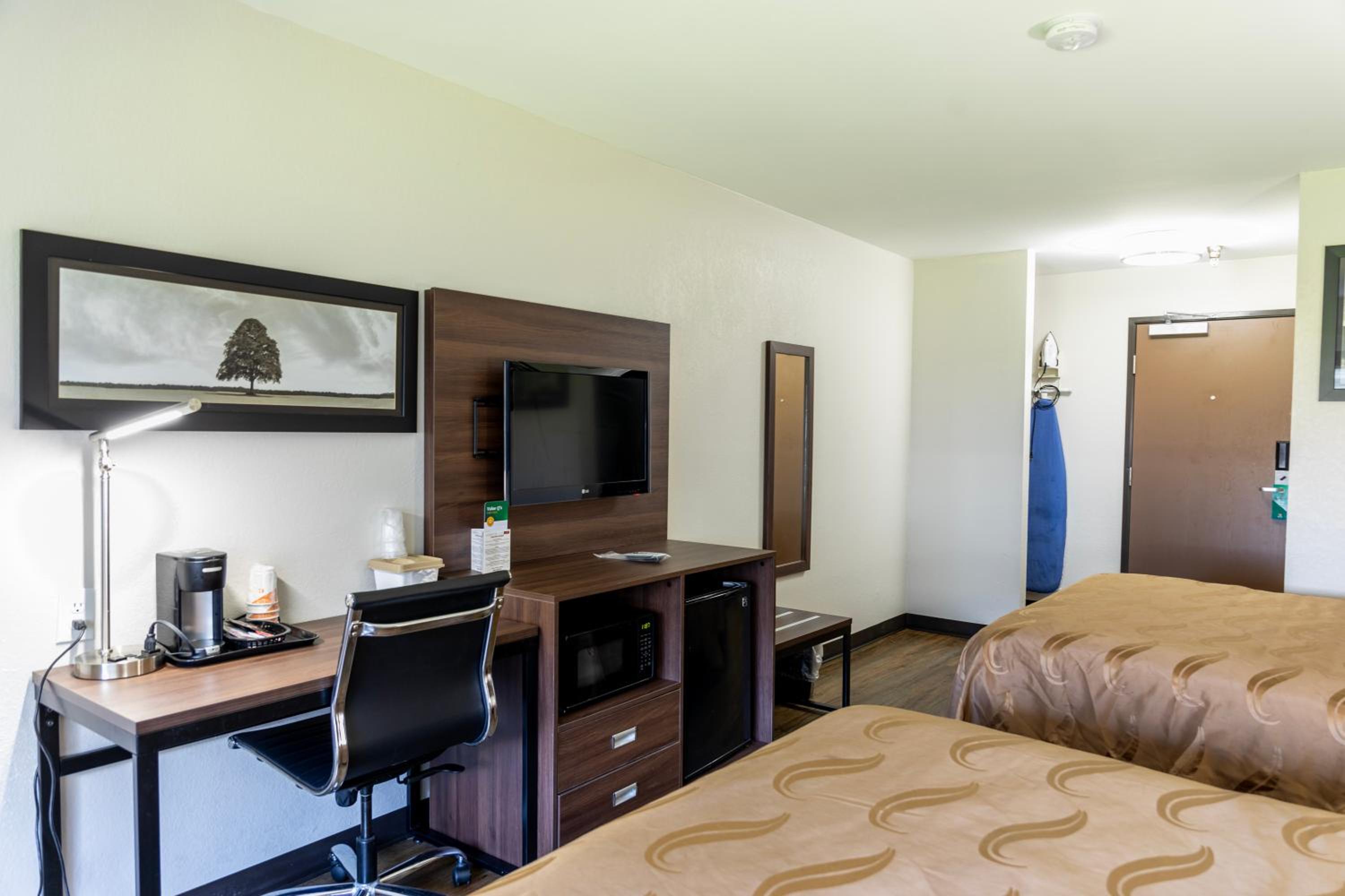 Queen Room with Two Queen Beds - Non-Smoking - Photo 7