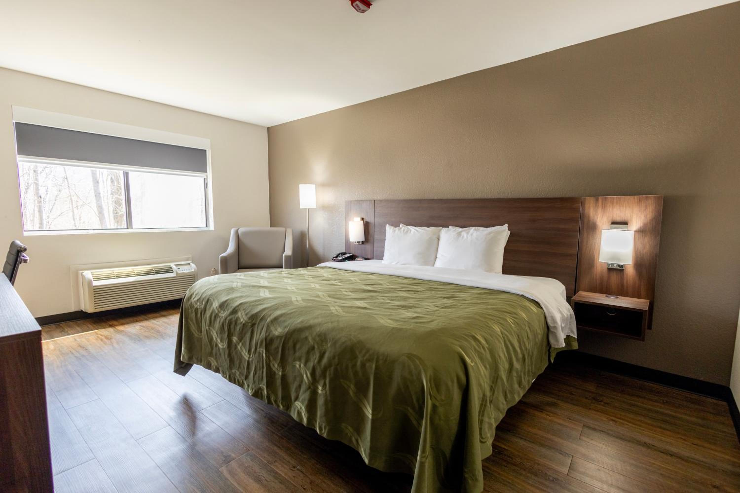 King Room - Non-Smoking - Photo 5