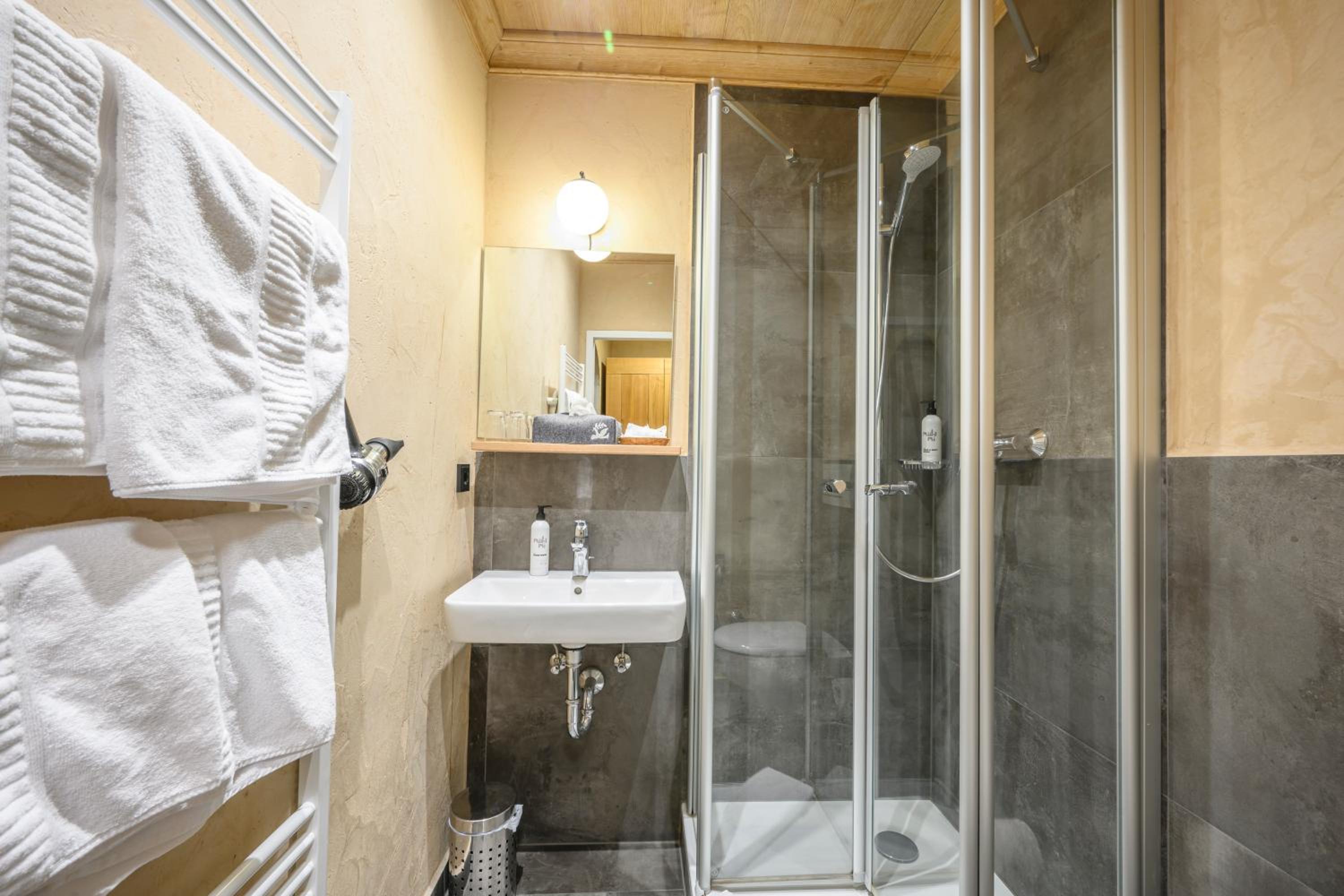 Small & Cozy - Photo 3