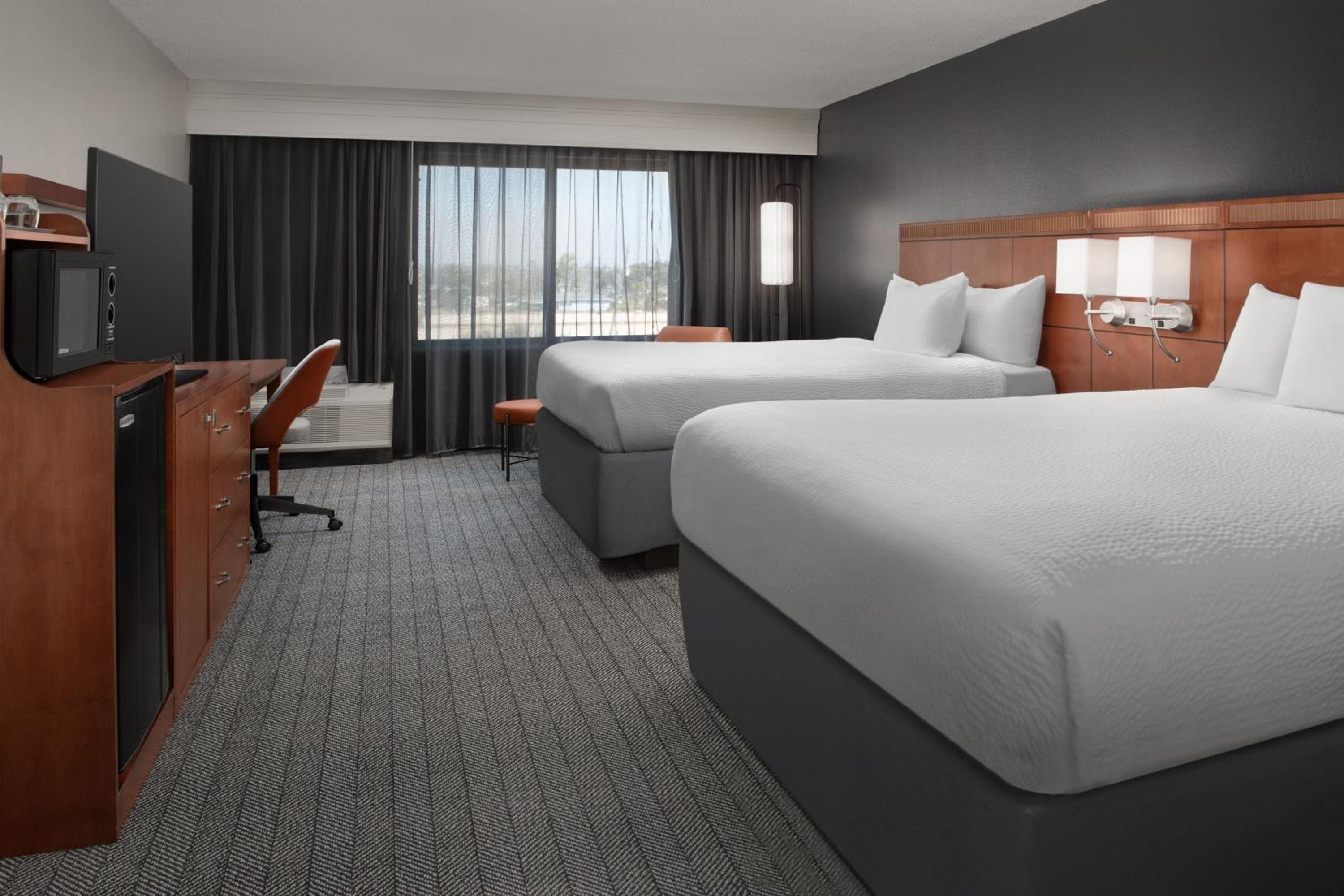Queen Room with Two Queen Beds and Courtyard View - Photo 1