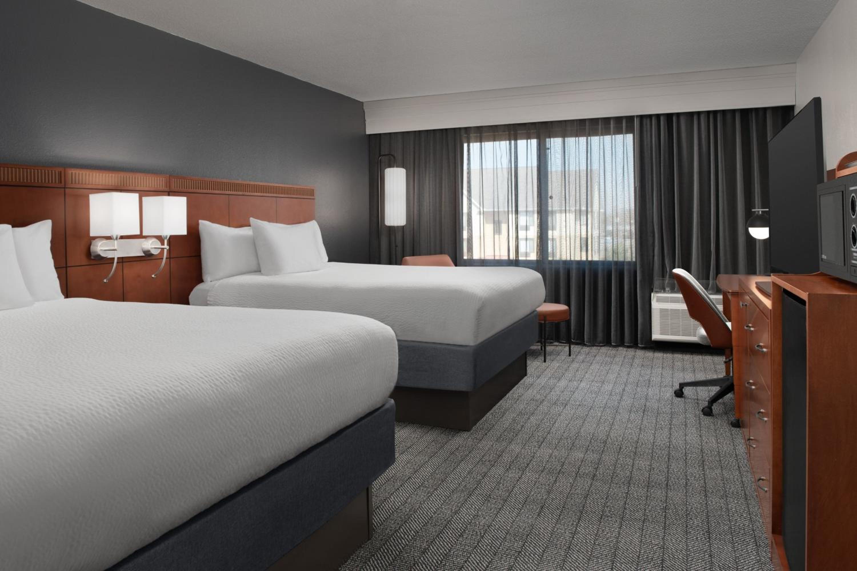 Queen Room with Two Queen Beds and Courtyard View - Photo 2