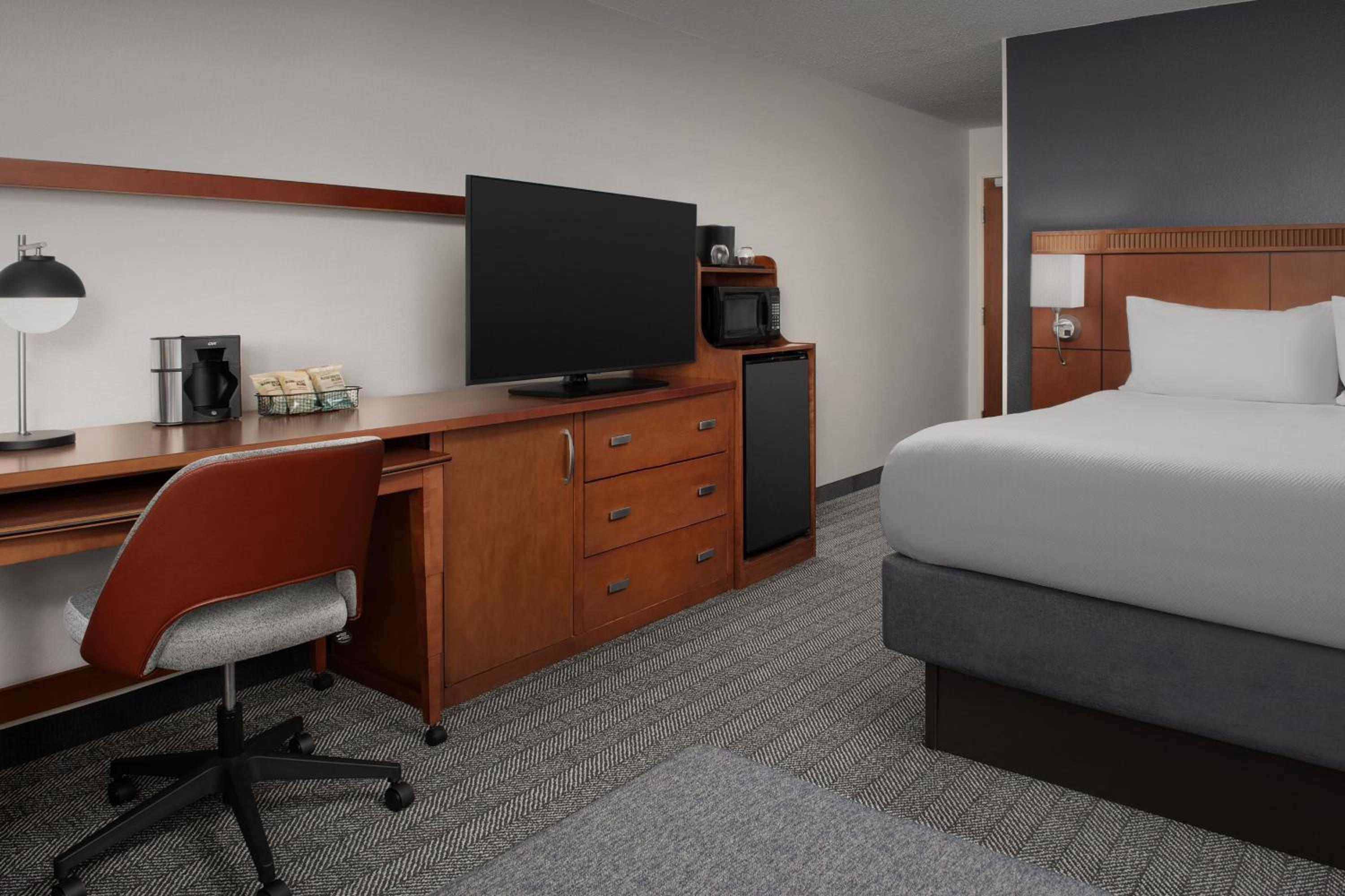 King Room with Balcony and Sofa Bed - Photo 3