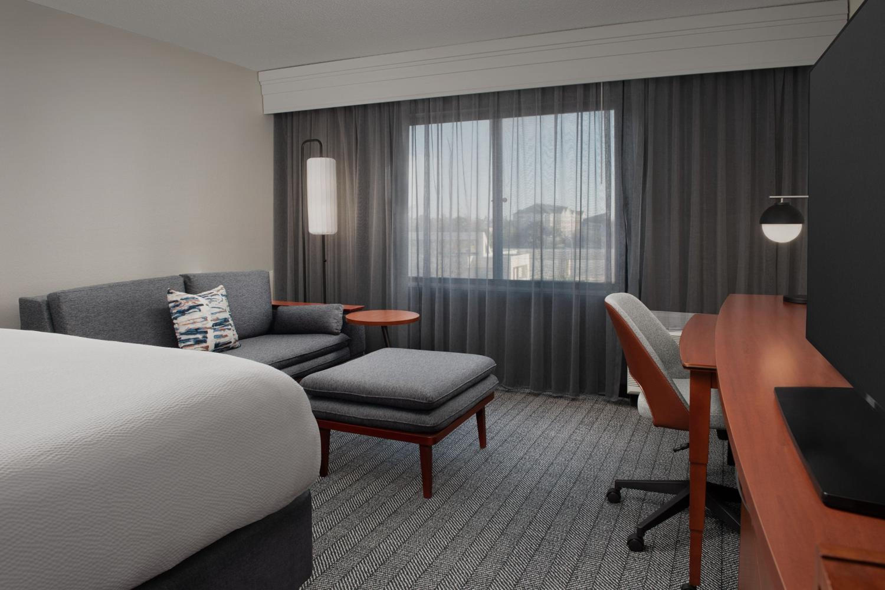 King Room with Balcony and Sofa Bed - Photo 2