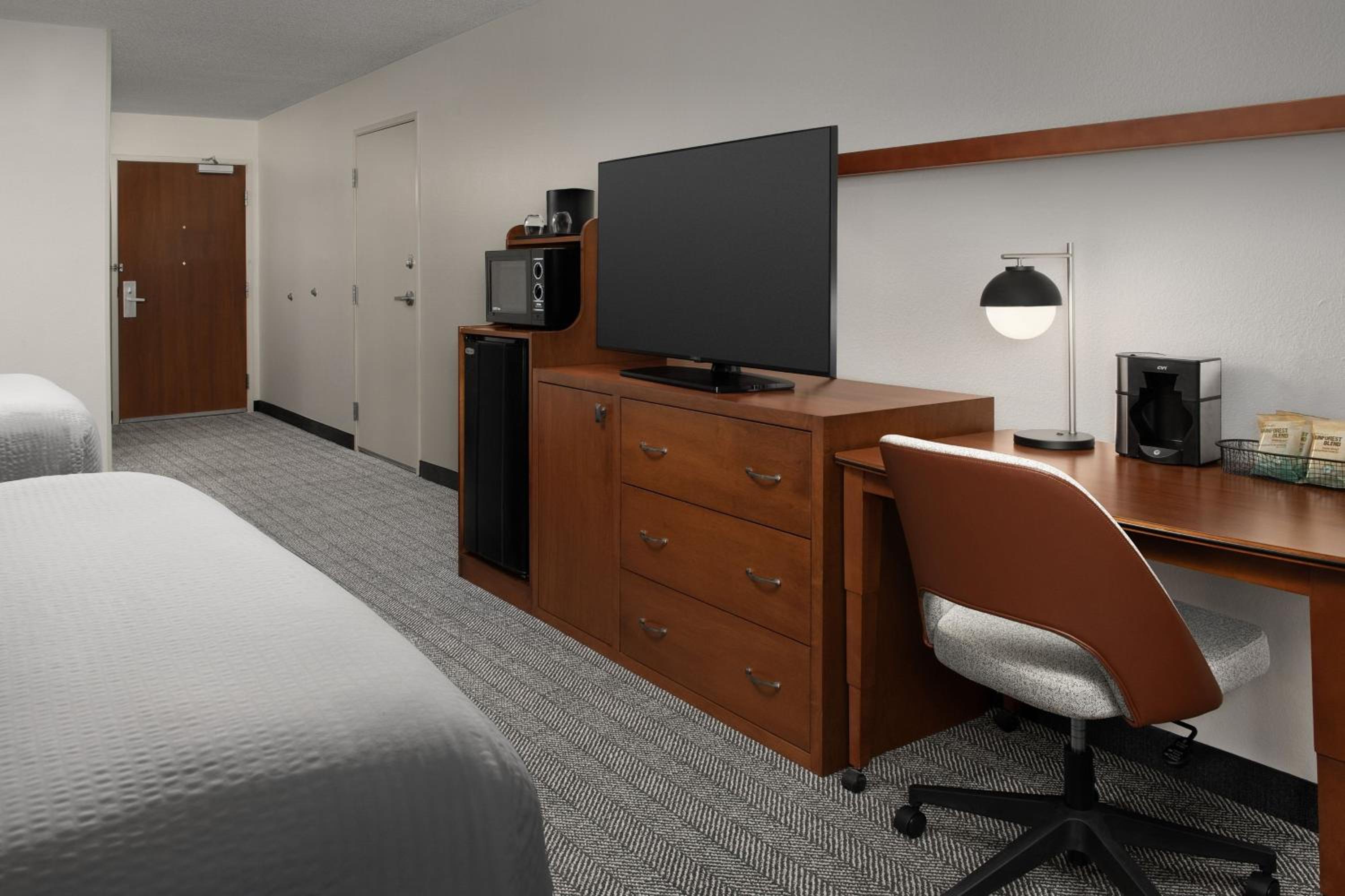 Queen Room with Two Queen Beds and Courtyard View - Photo 3