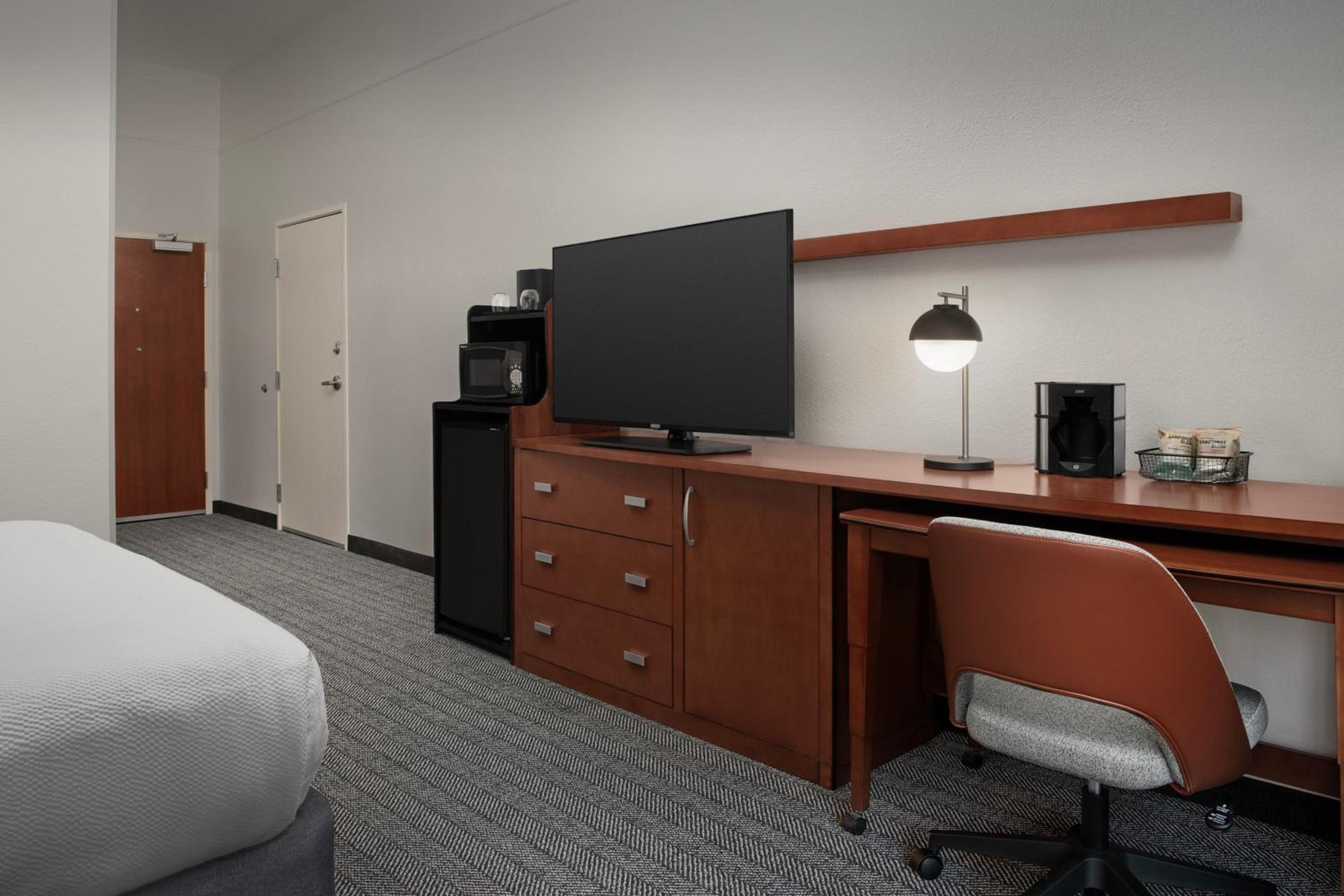 King Room with Balcony and Sofa Bed - Photo 4