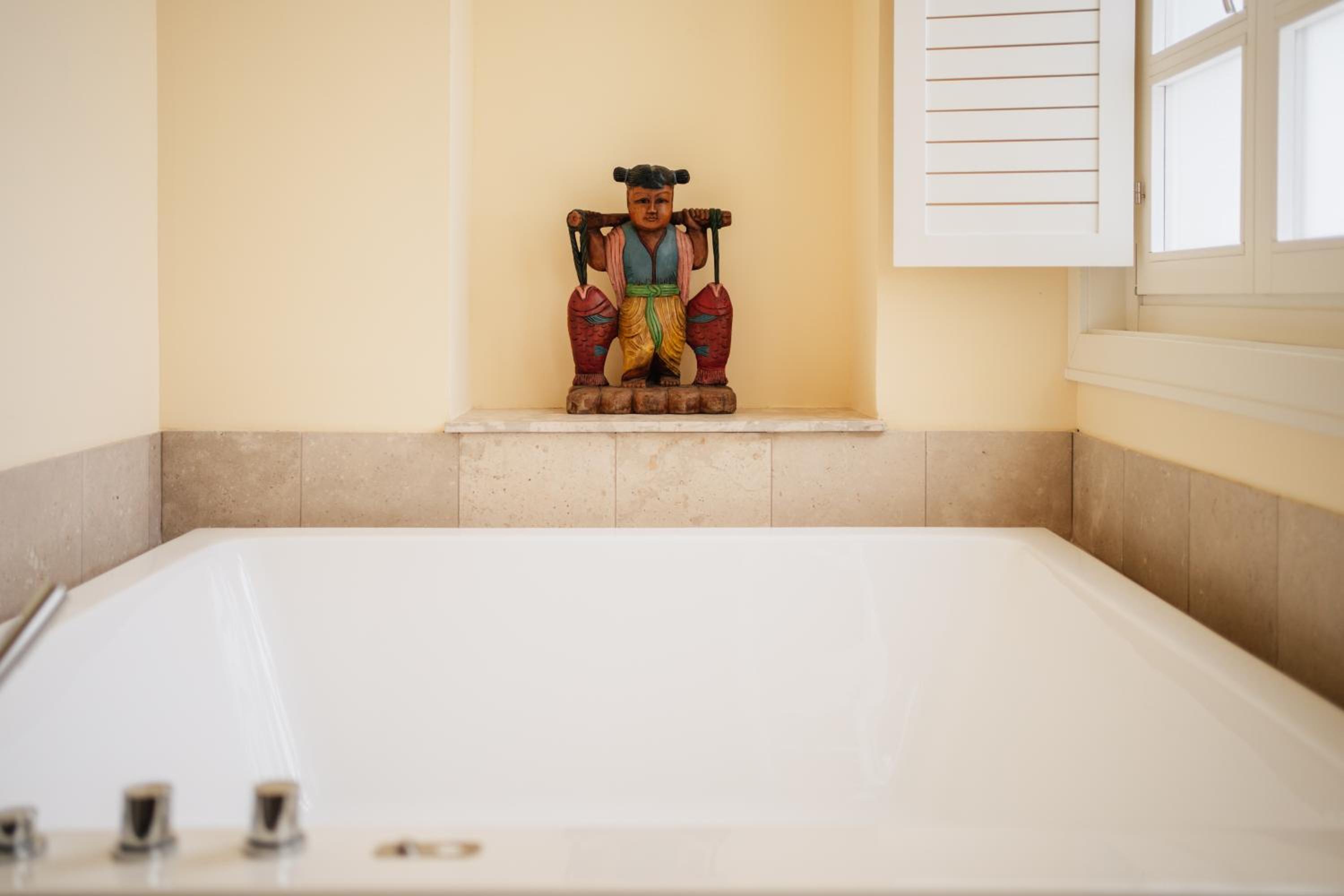 Suite with Hot Tub - Photo 22