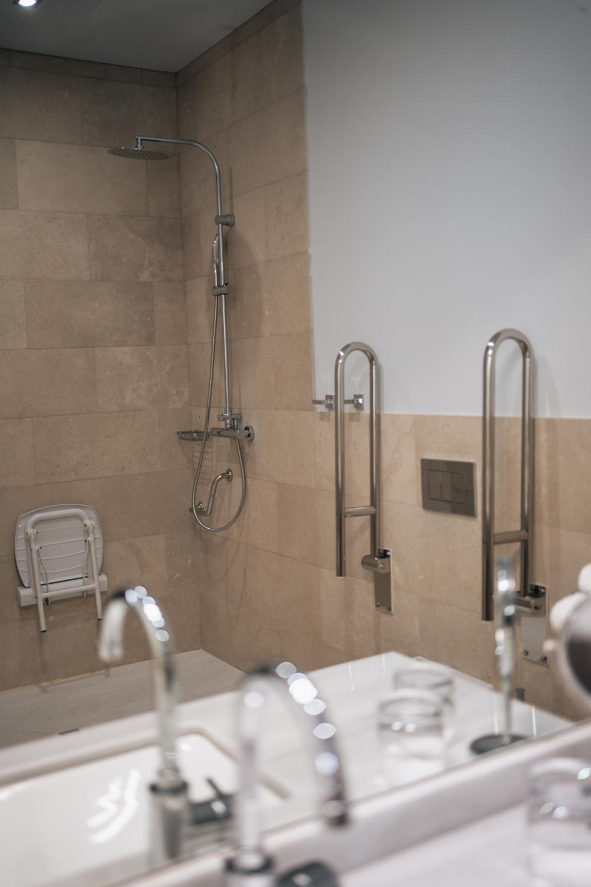 Deluxe Suite - Photo 29
