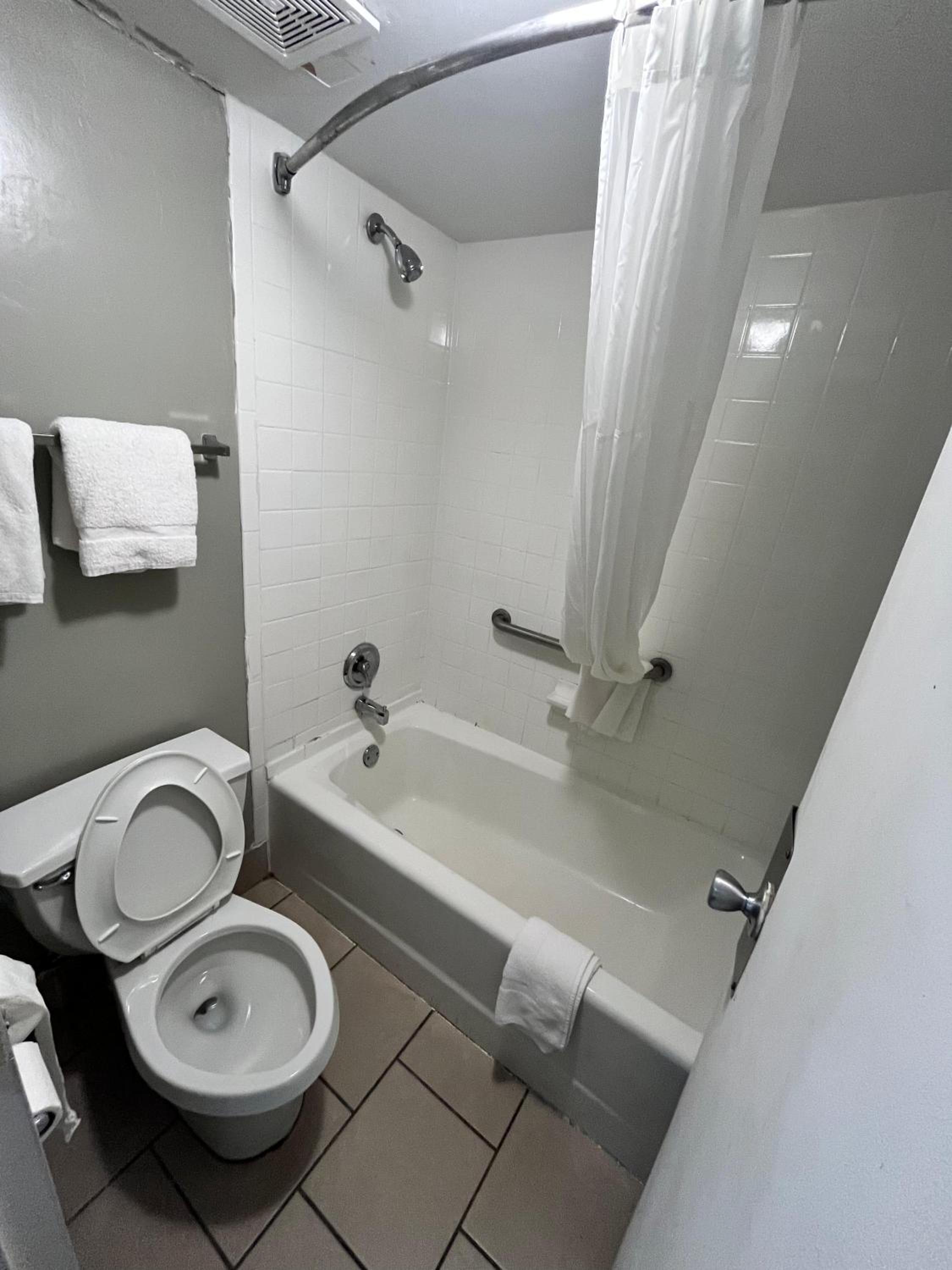 Double Room - Photo 7