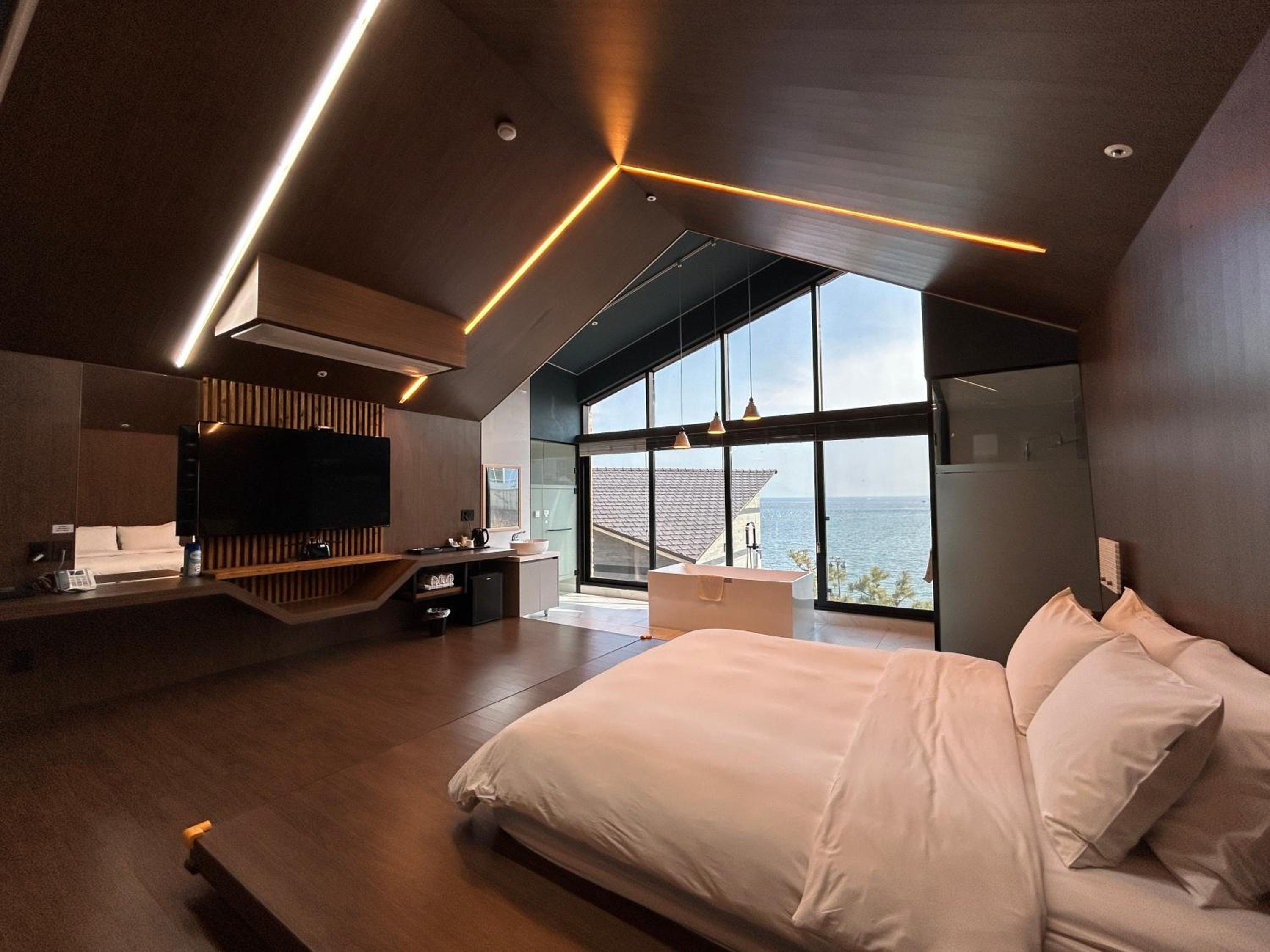 VIP Room - Photo 7