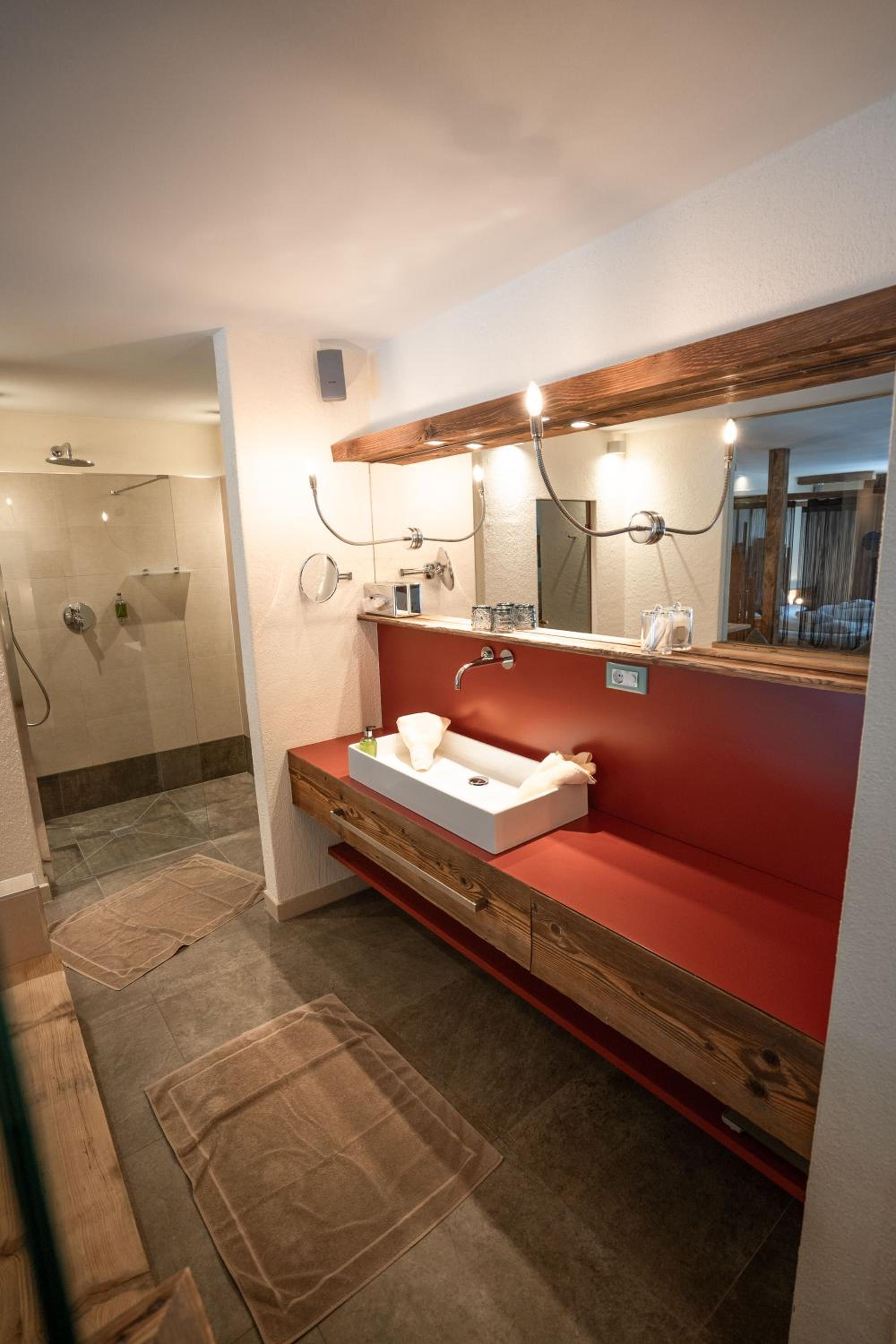 Large Suite photo 2