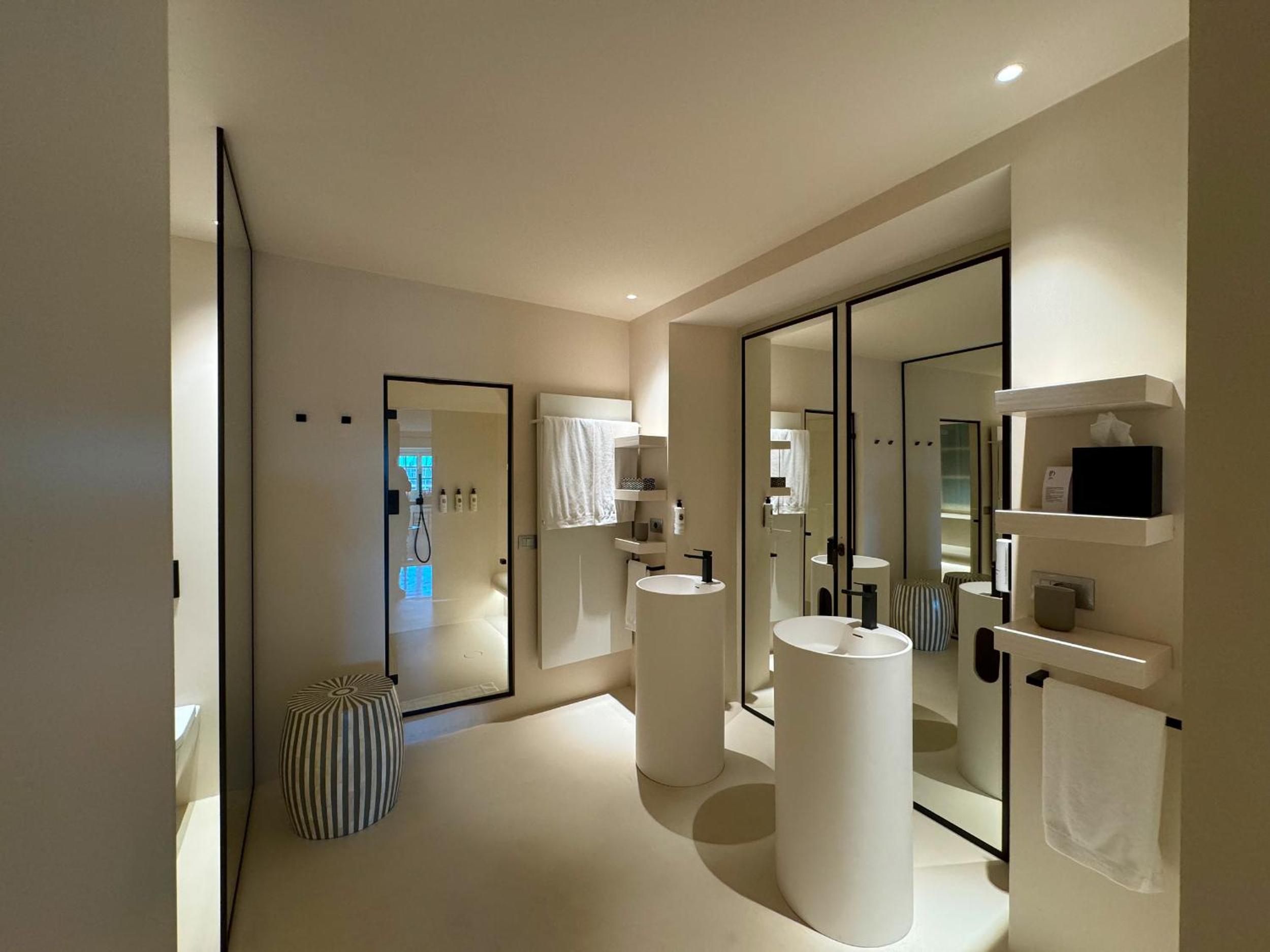 Deluxe Suite with Sea View - Photo 8