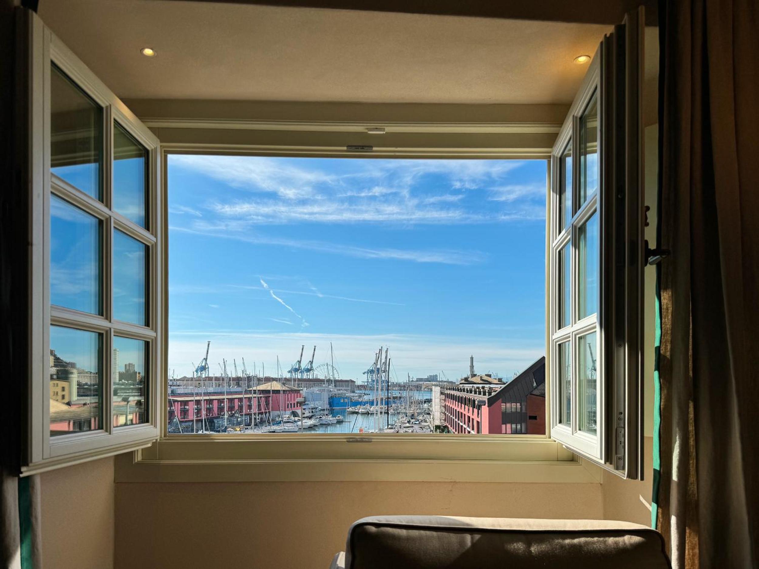 Deluxe Suite with Sea View - Photo 3