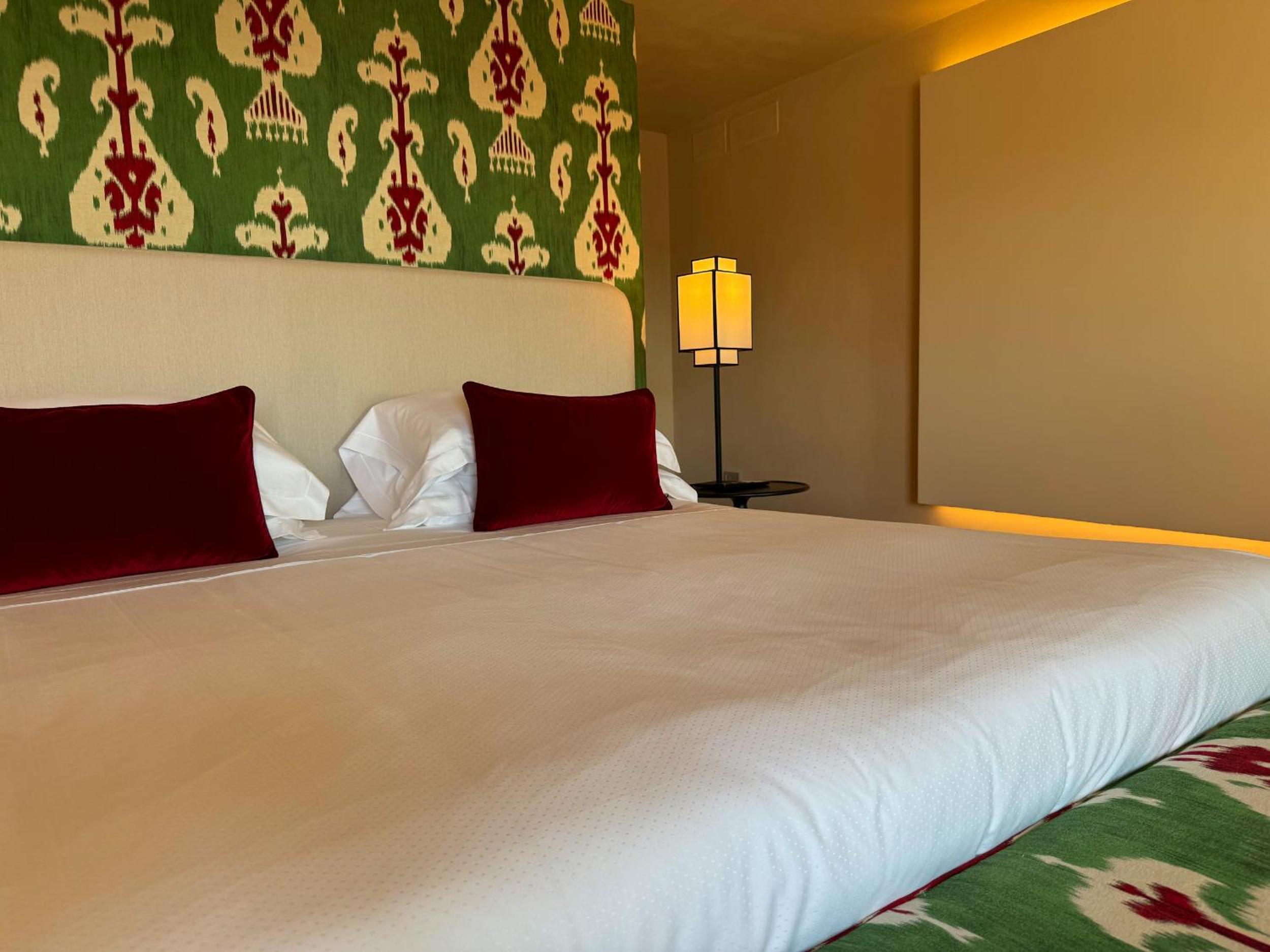 Deluxe Suite with Sea View - Photo 6