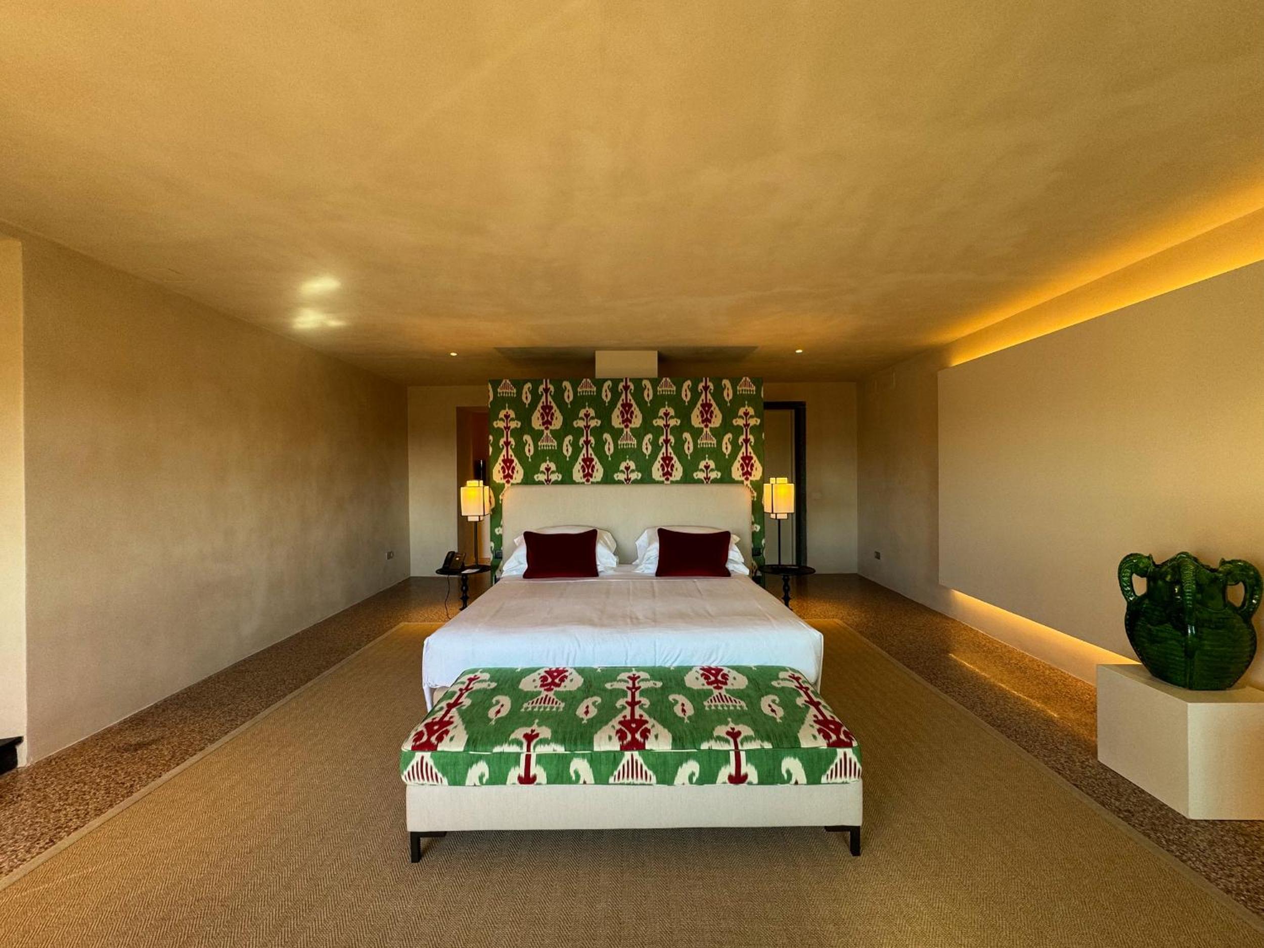 Deluxe Suite with Sea View - Photo 5