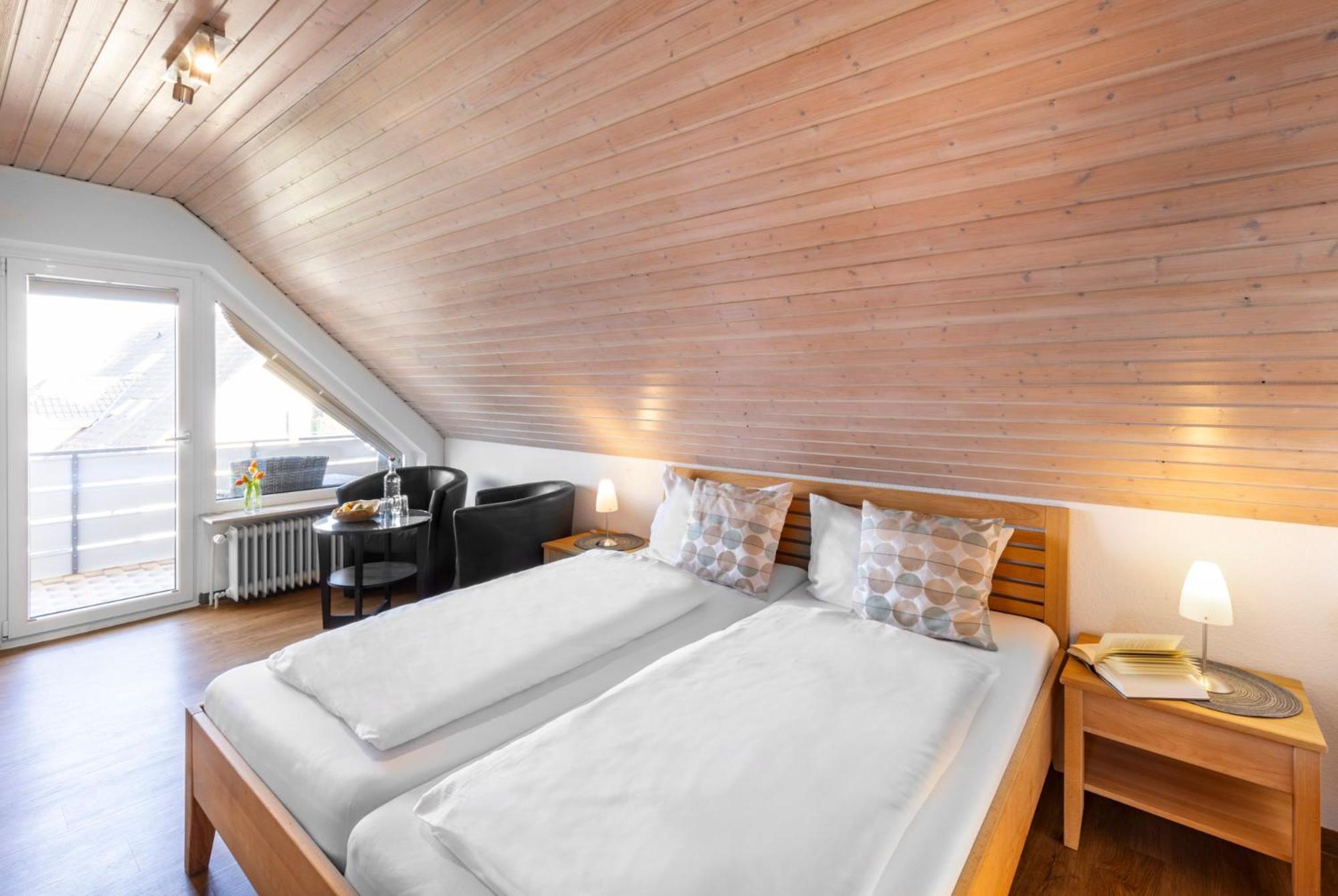 Doppelzimmer mit seitlichem Seeblick photo 1