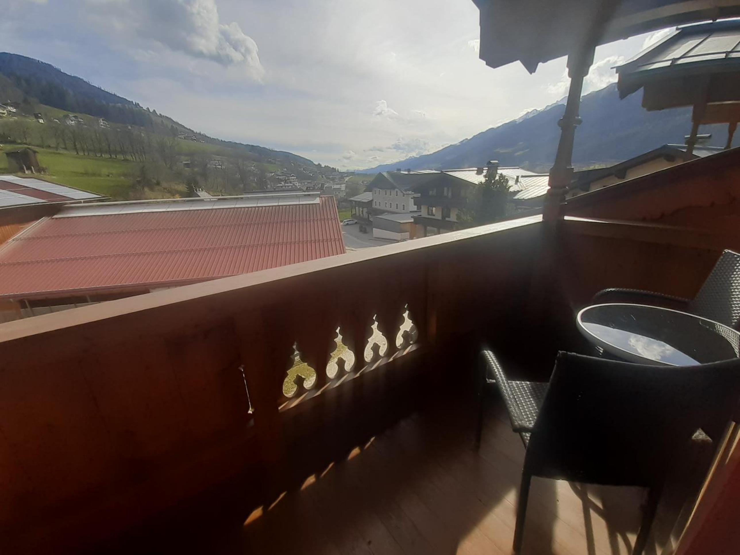 Apartment with Balcony photo 3