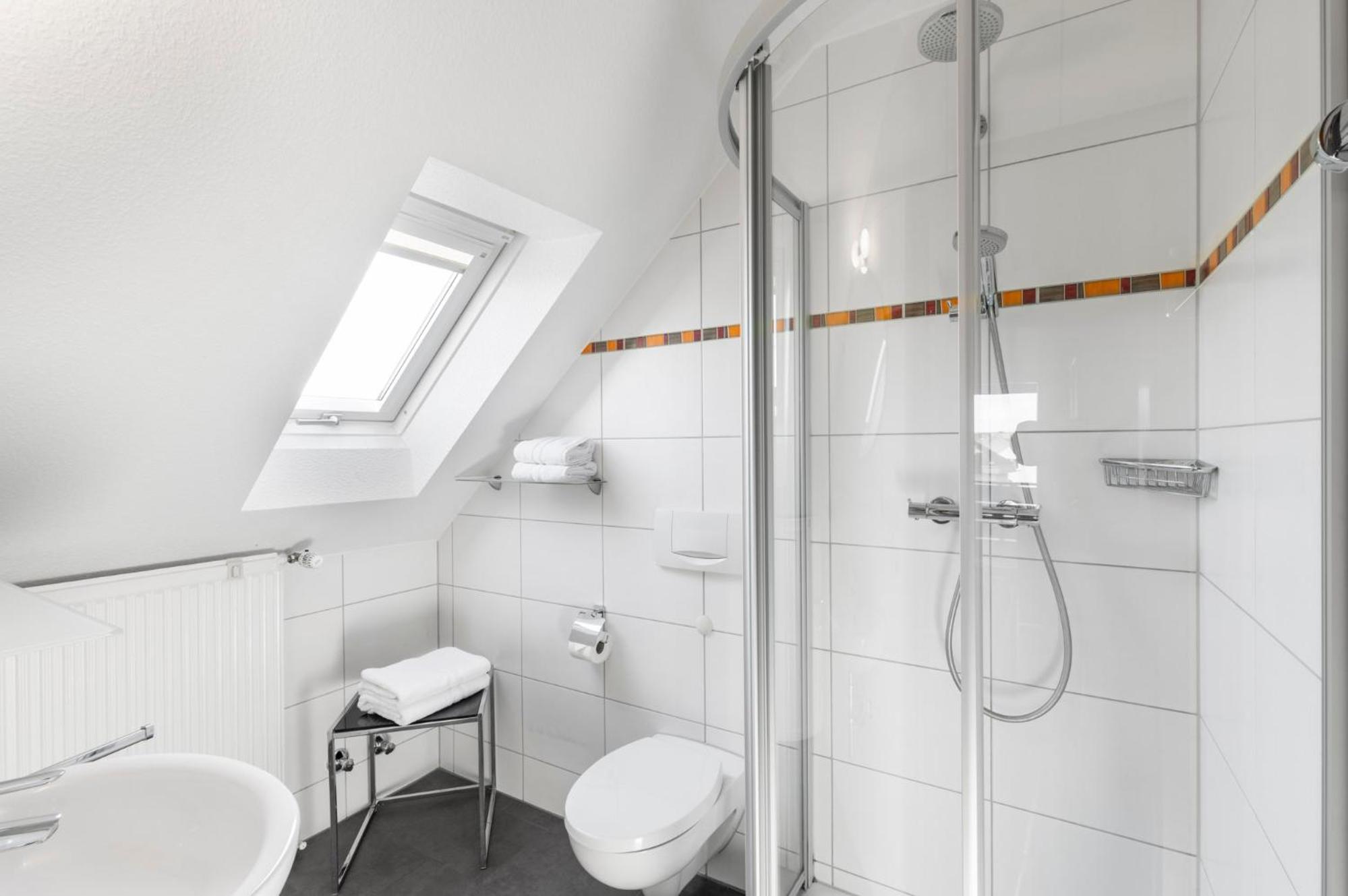 Doppelzimmer mit seitlichem Seeblick photo 3