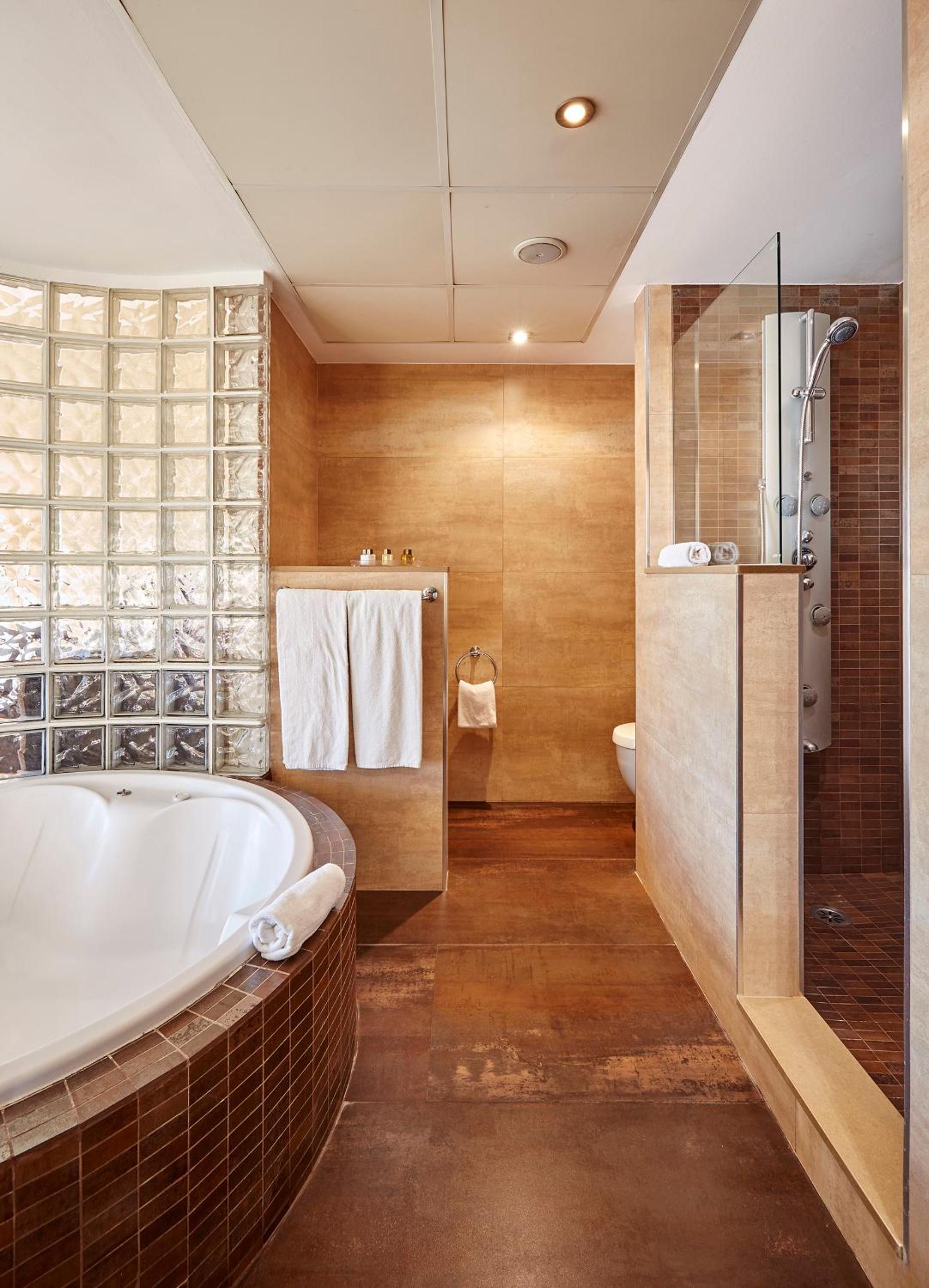 Suite with Whirlpool photo 3