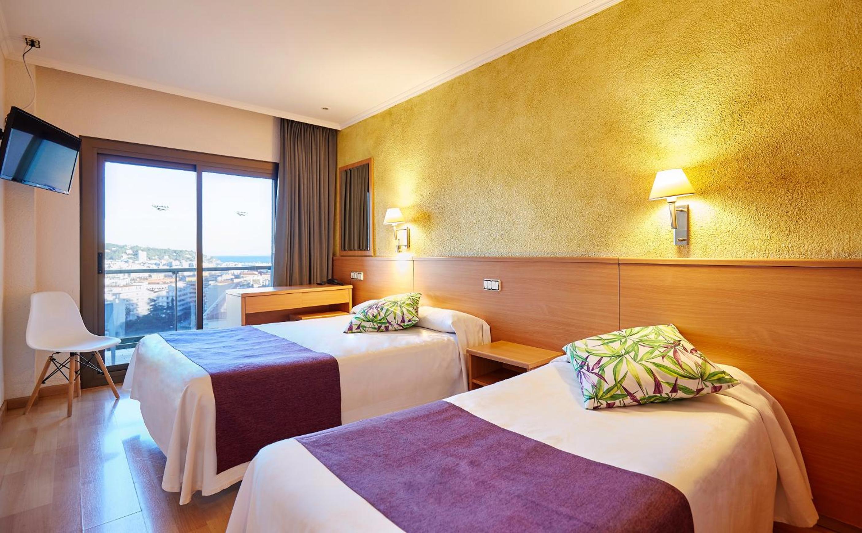 Double or Twin Room with Extra Bed (2 Adults + 1 Child) photo 3