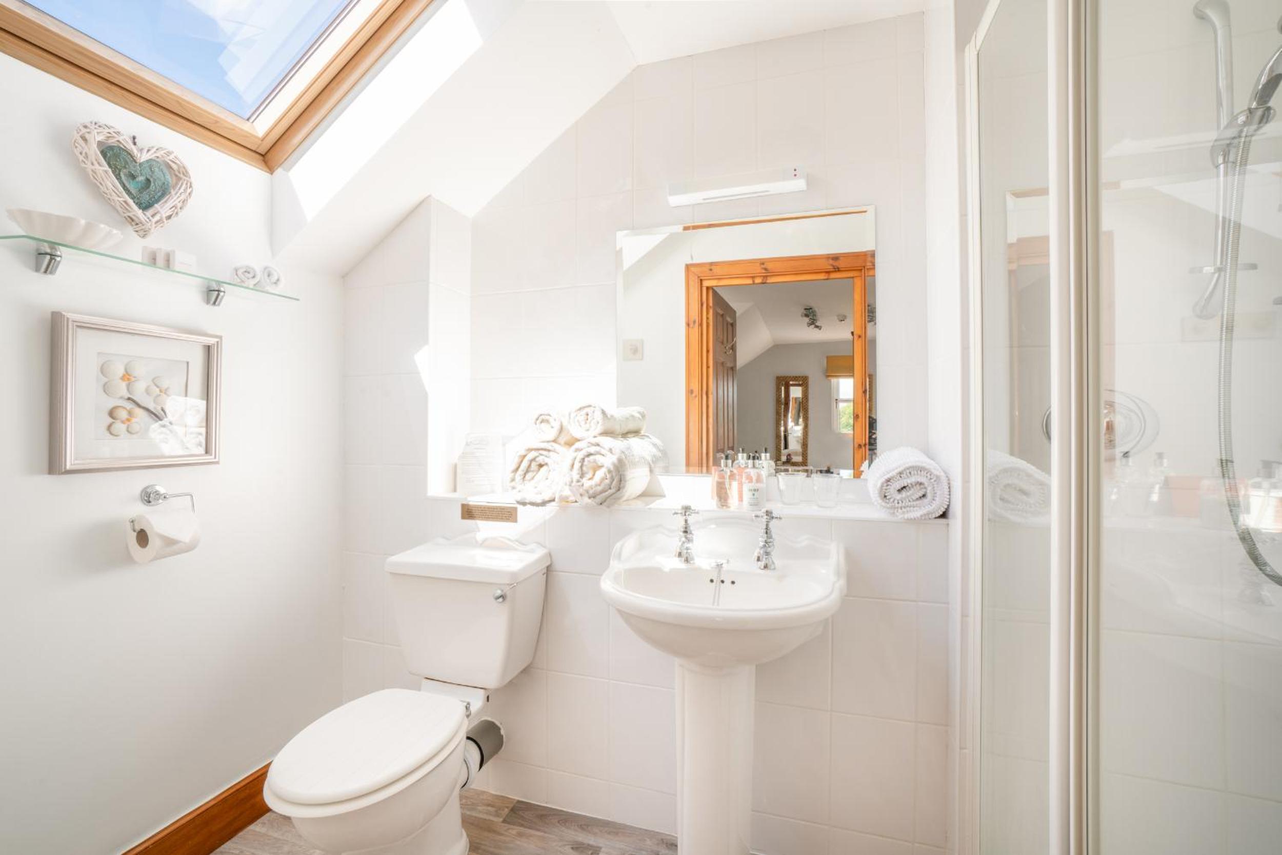 Twin Room with Private Bathroom photo 2