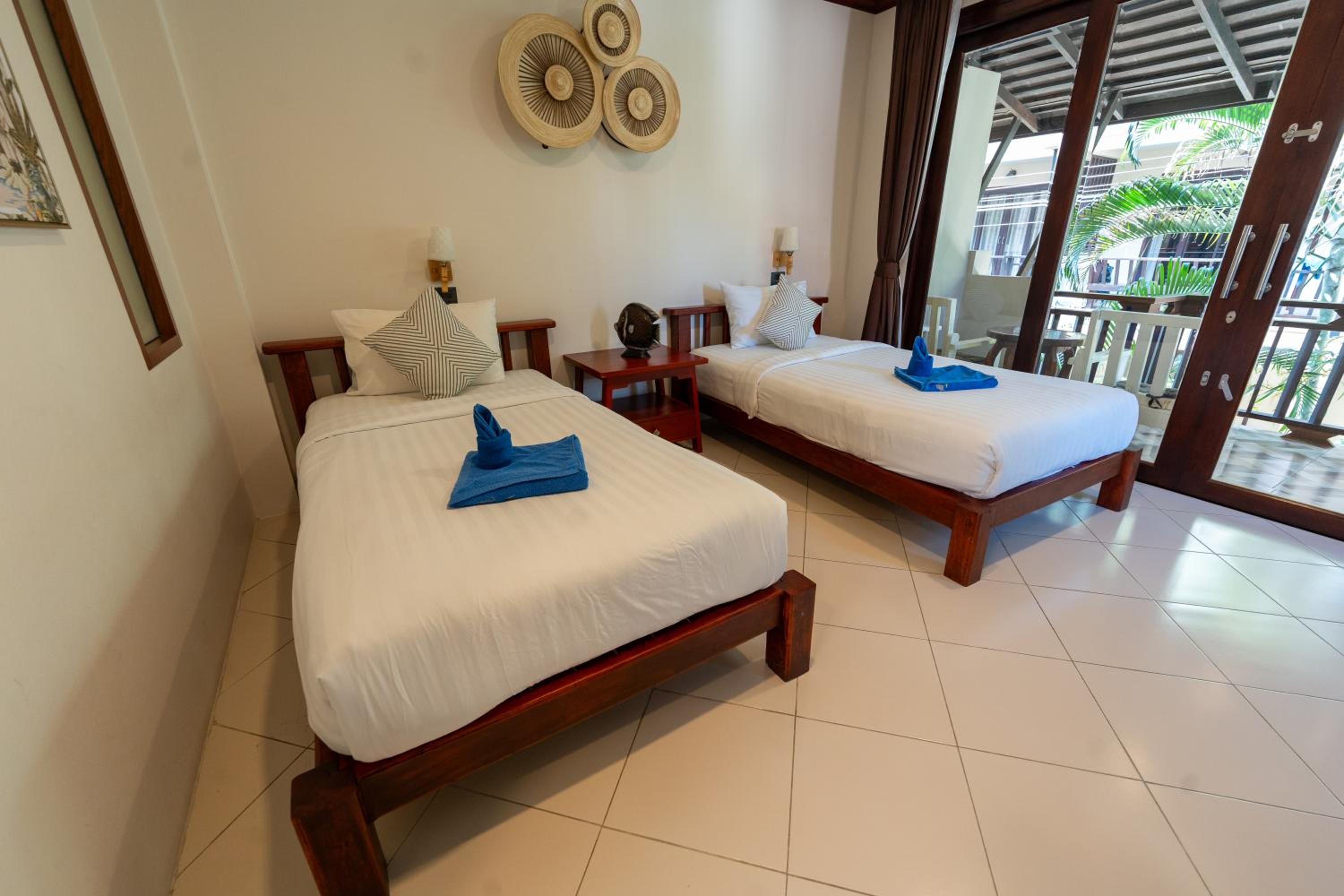 Premium Twin Room - Street Side Building - Photo 10