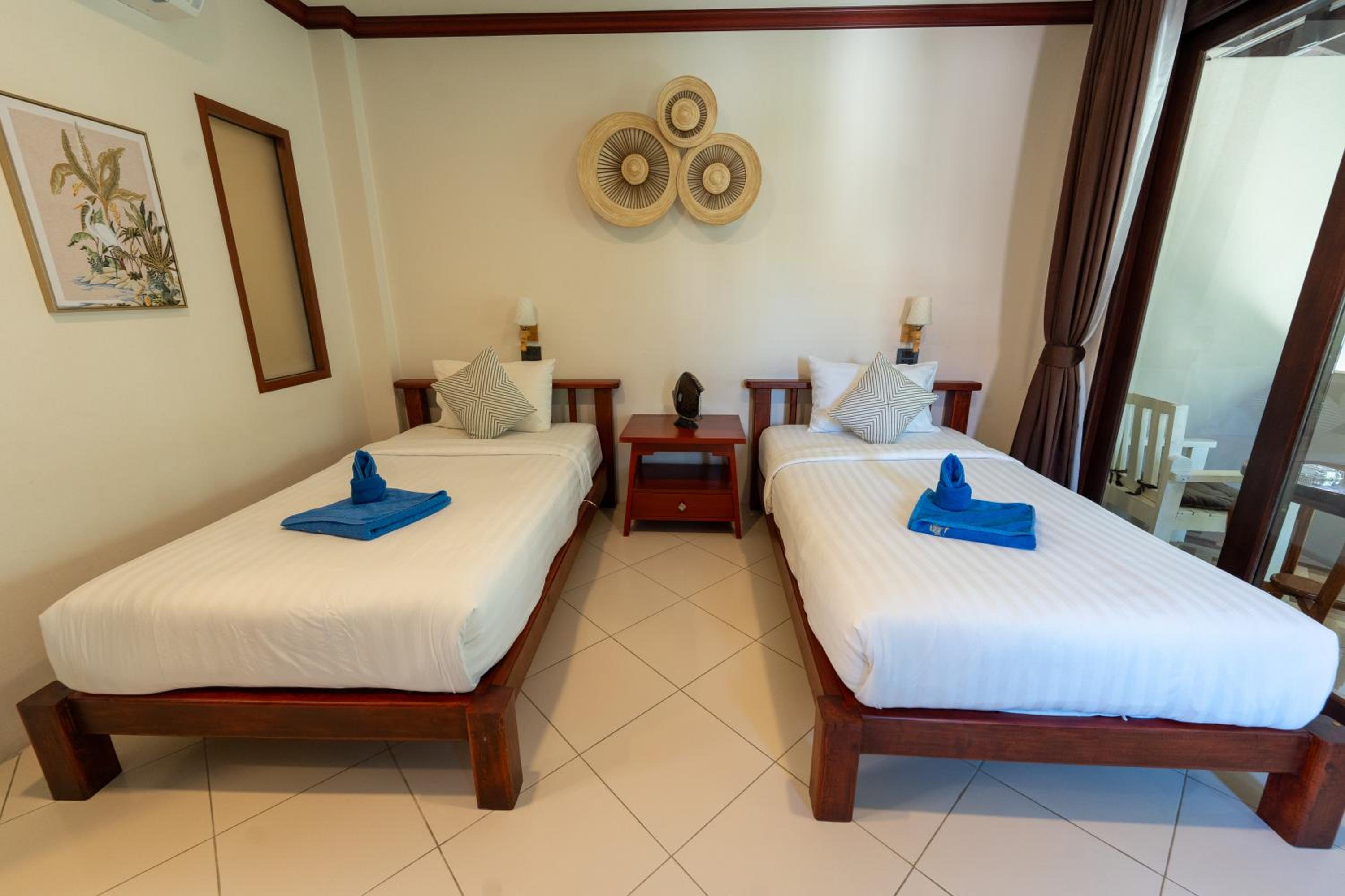 Premium Twin Room - Street Side Building - Photo 5
