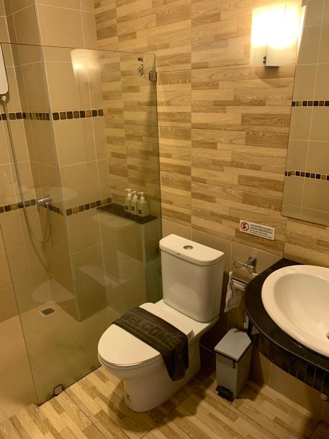 Premium Twin Room - Street Side Building - Photo 9
