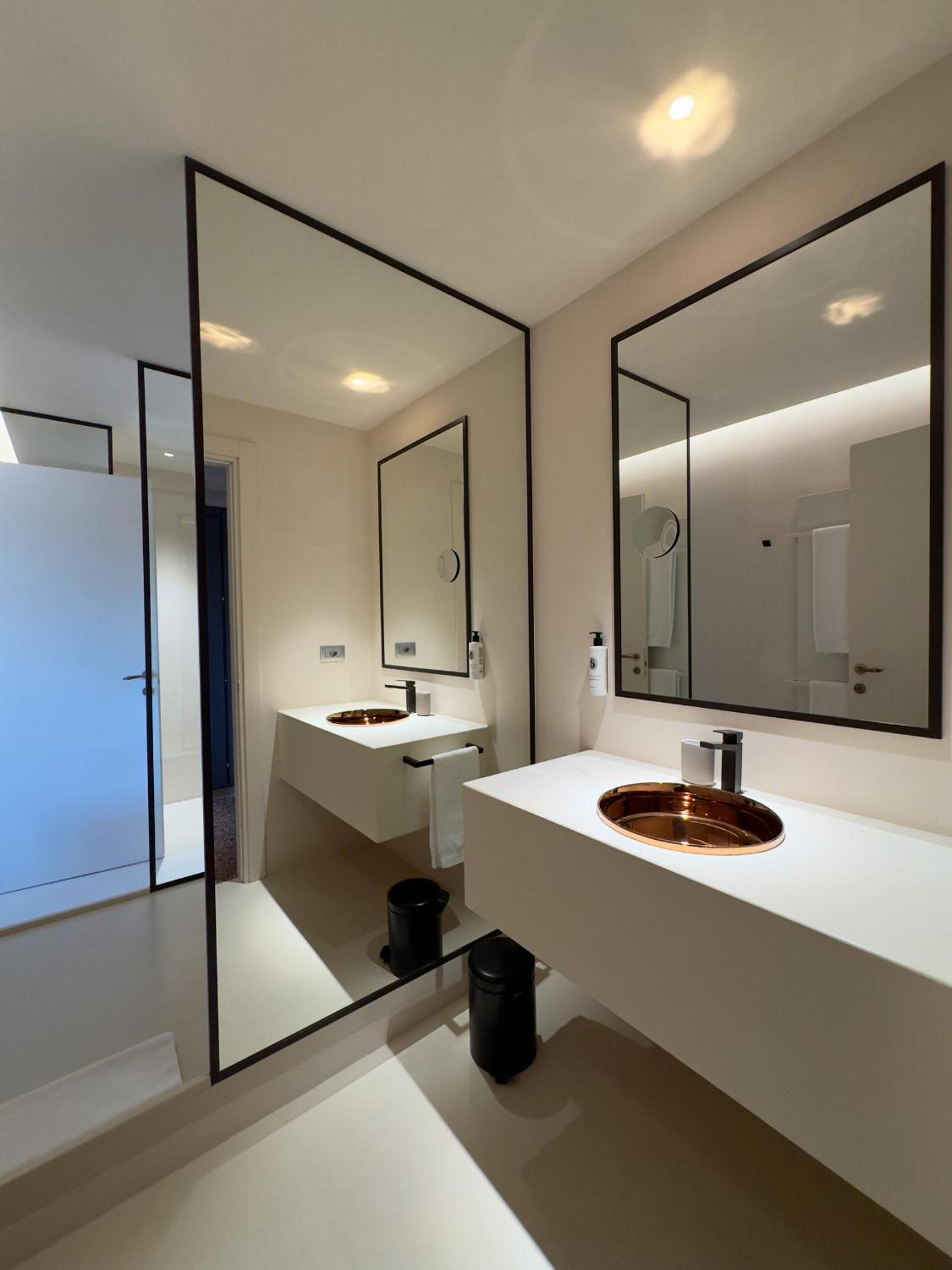 Deluxe Double Room with Sea View - Photo 7