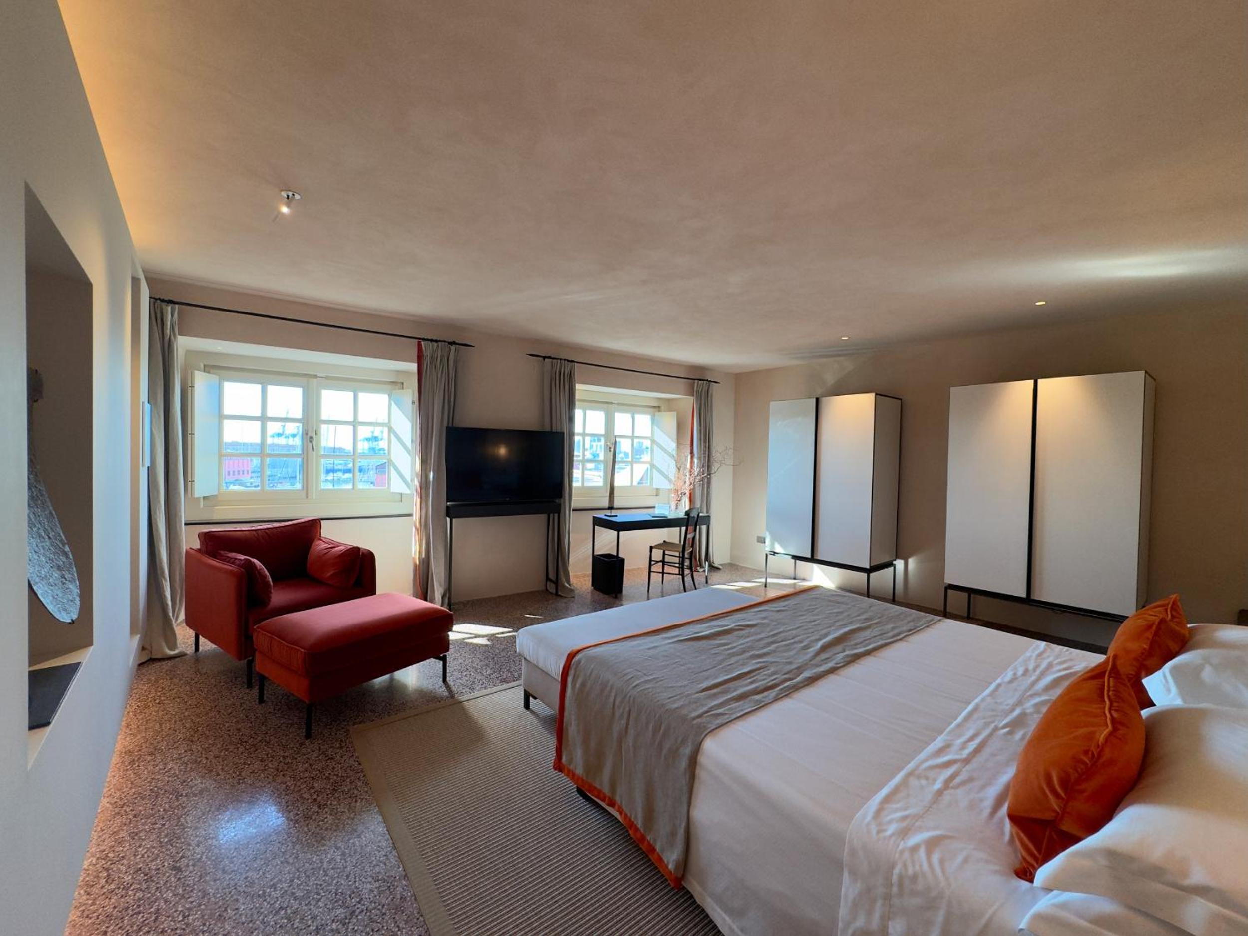 Deluxe Double Room with Sea View - Photo 9