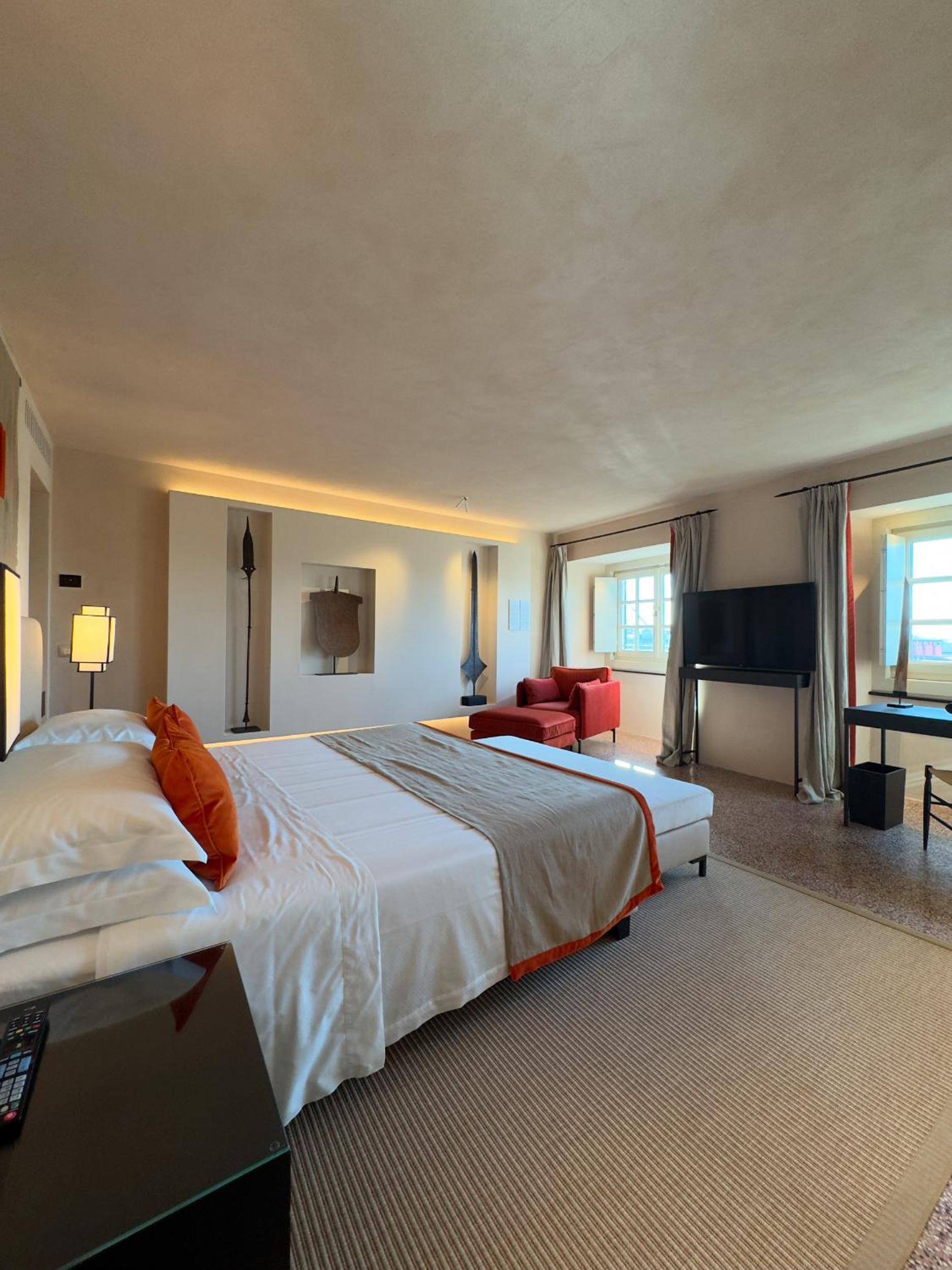 Deluxe Double Room with Sea View - Photo 10