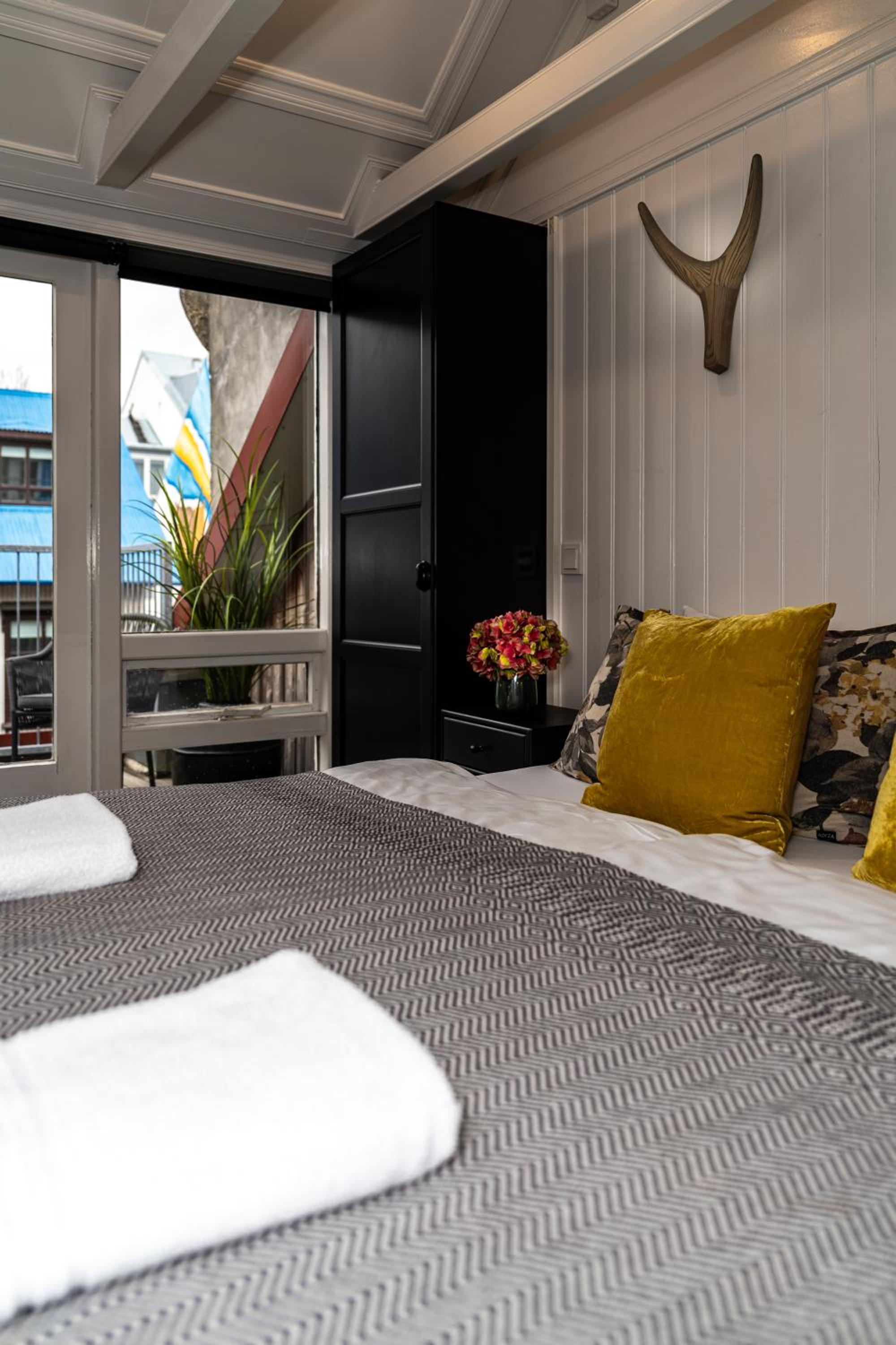 Penthouse Studio Apartment with Balcony photo 1