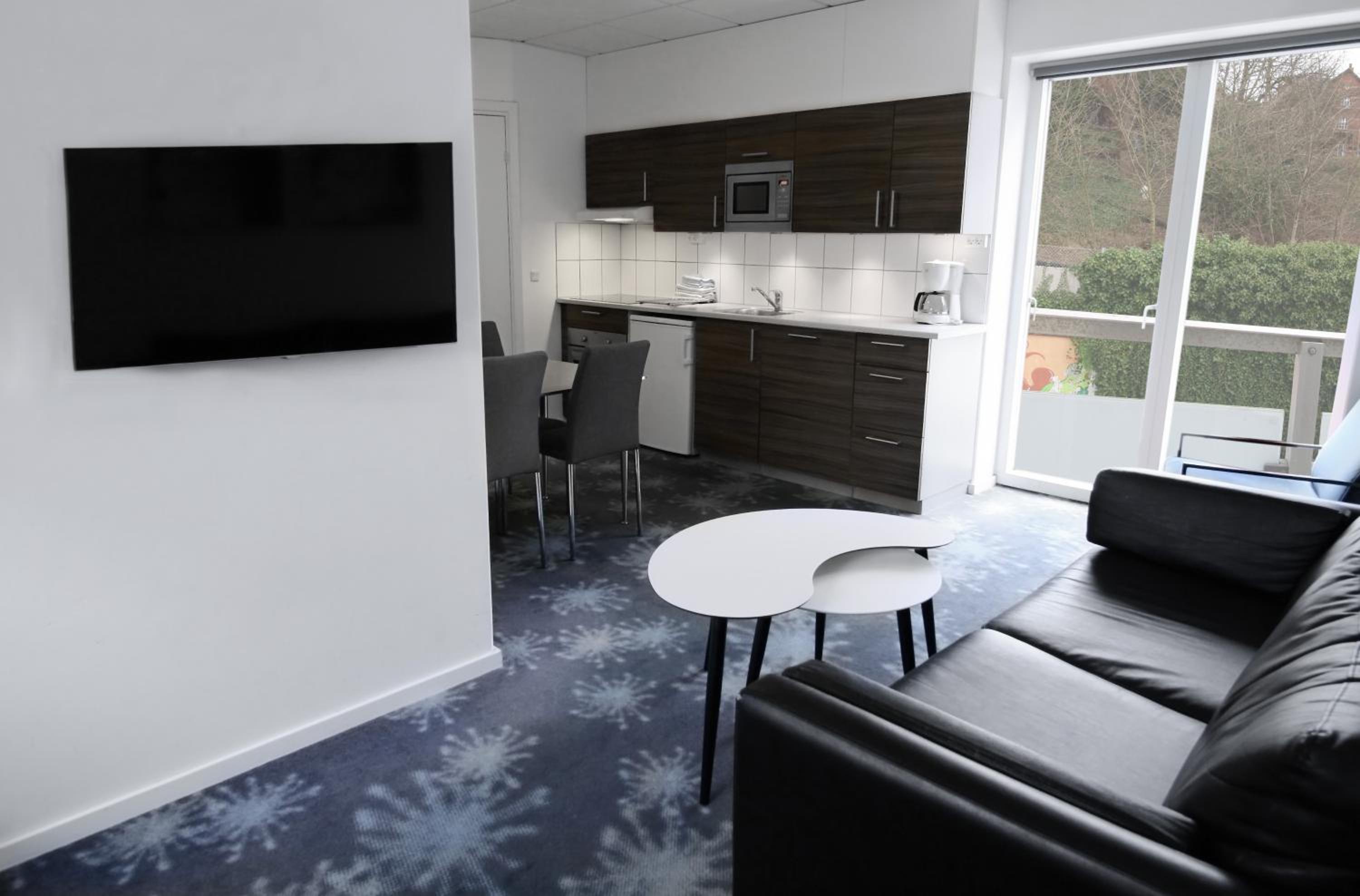 Two-Bedroom Apartment with Balcony photo 3