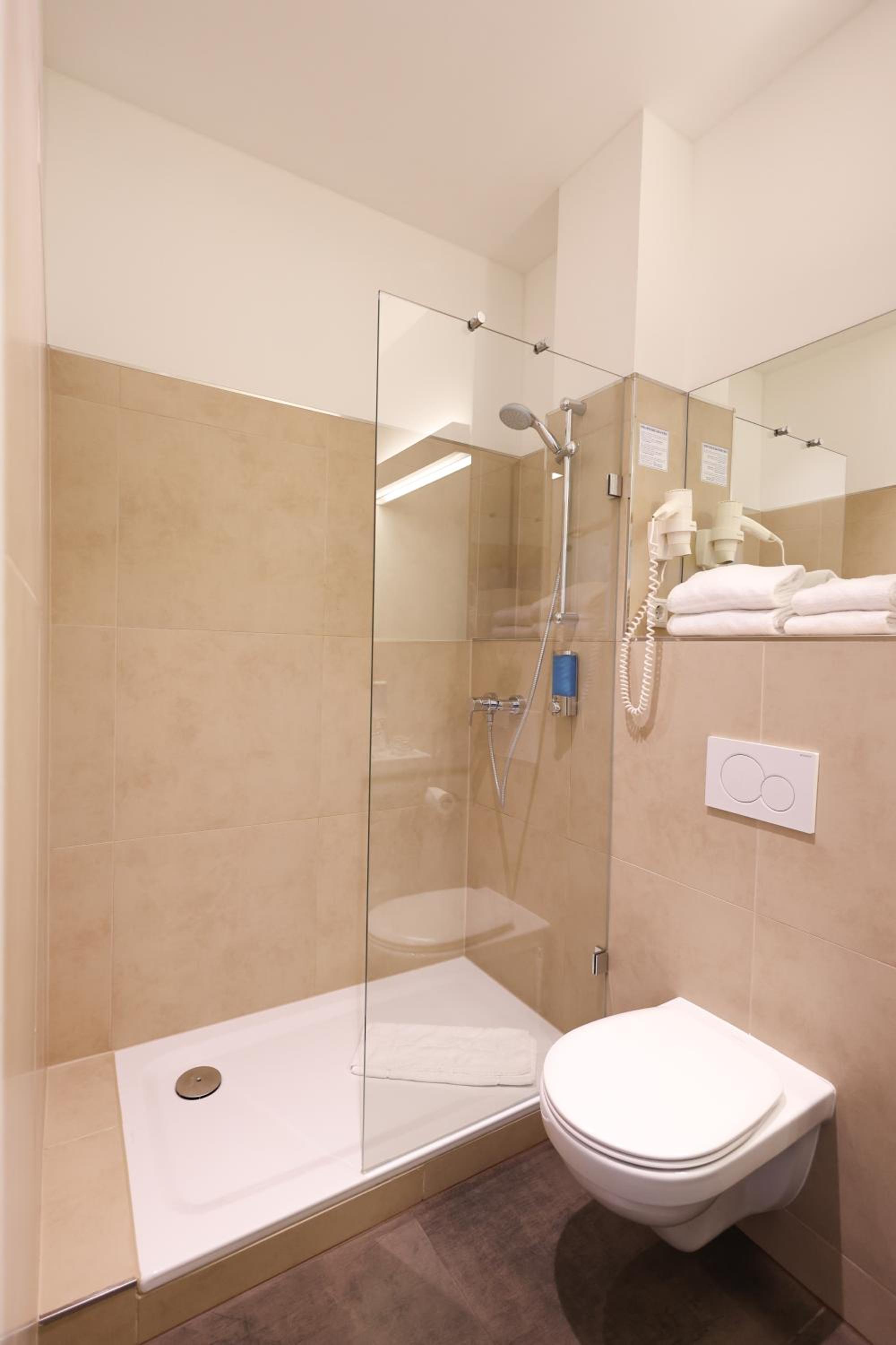 Comfort Double Room with Balcony - Photo 5